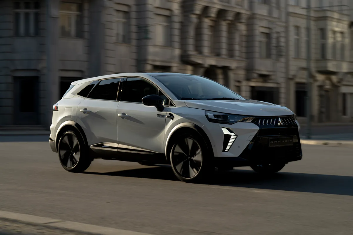 Mitsubishi Grandis 2025 – japonski stil sreča francosko tehnologijo v družinskem SUV-ju