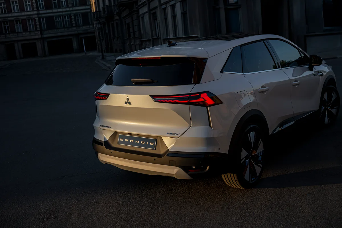 Mitsubishi Grandis 2025 – japonski stil sreča francosko tehnologijo v družinskem SUV-ju