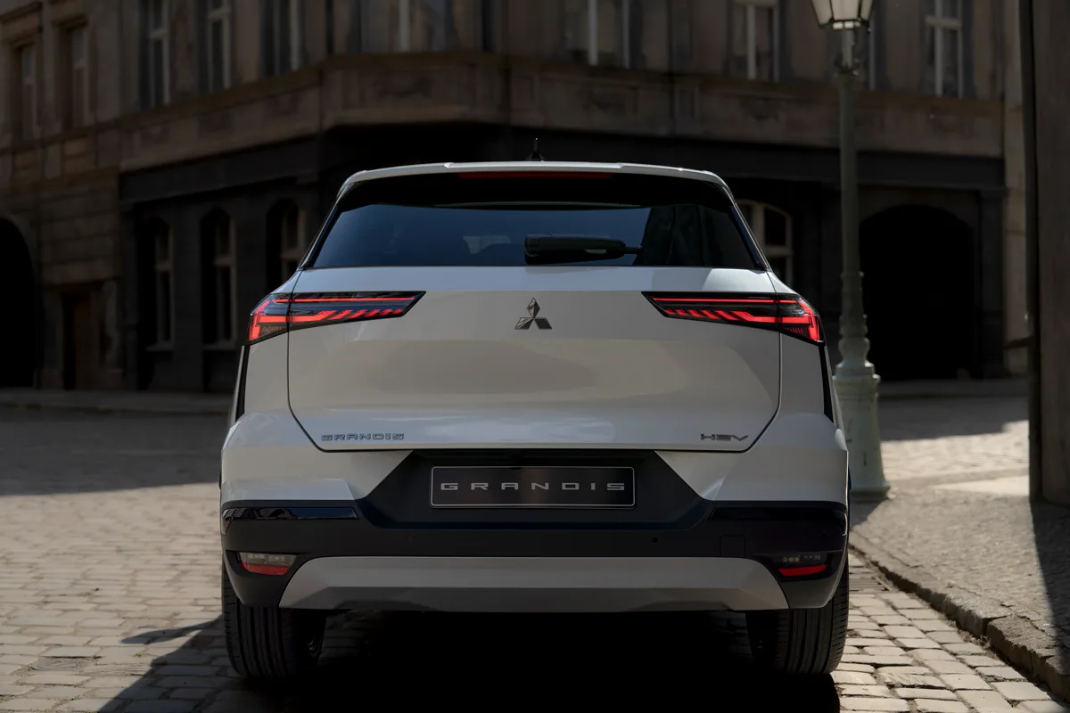 Mitsubishi Grandis 2025 – japonski stil sreča francosko tehnologijo v družinskem SUV-ju