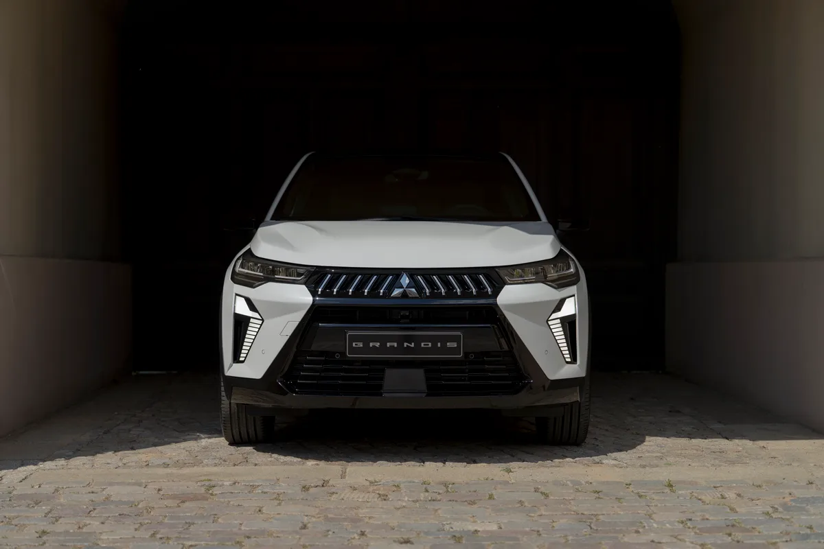 Mitsubishi Grandis 2025 – japonski stil sreča francosko tehnologijo v družinskem SUV-ju
