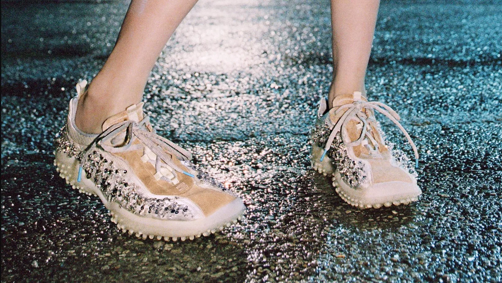 Miu Miu mehurčkasti supergi: Kako je Miuccia Prada povsem predihnila trend 'napačnih čevljev'