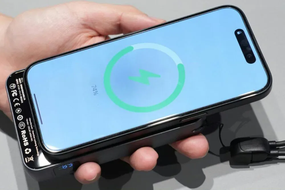 Mobile BOY – magsafe baterija, ki združuje polnjenje in retro igralno izkušnjo