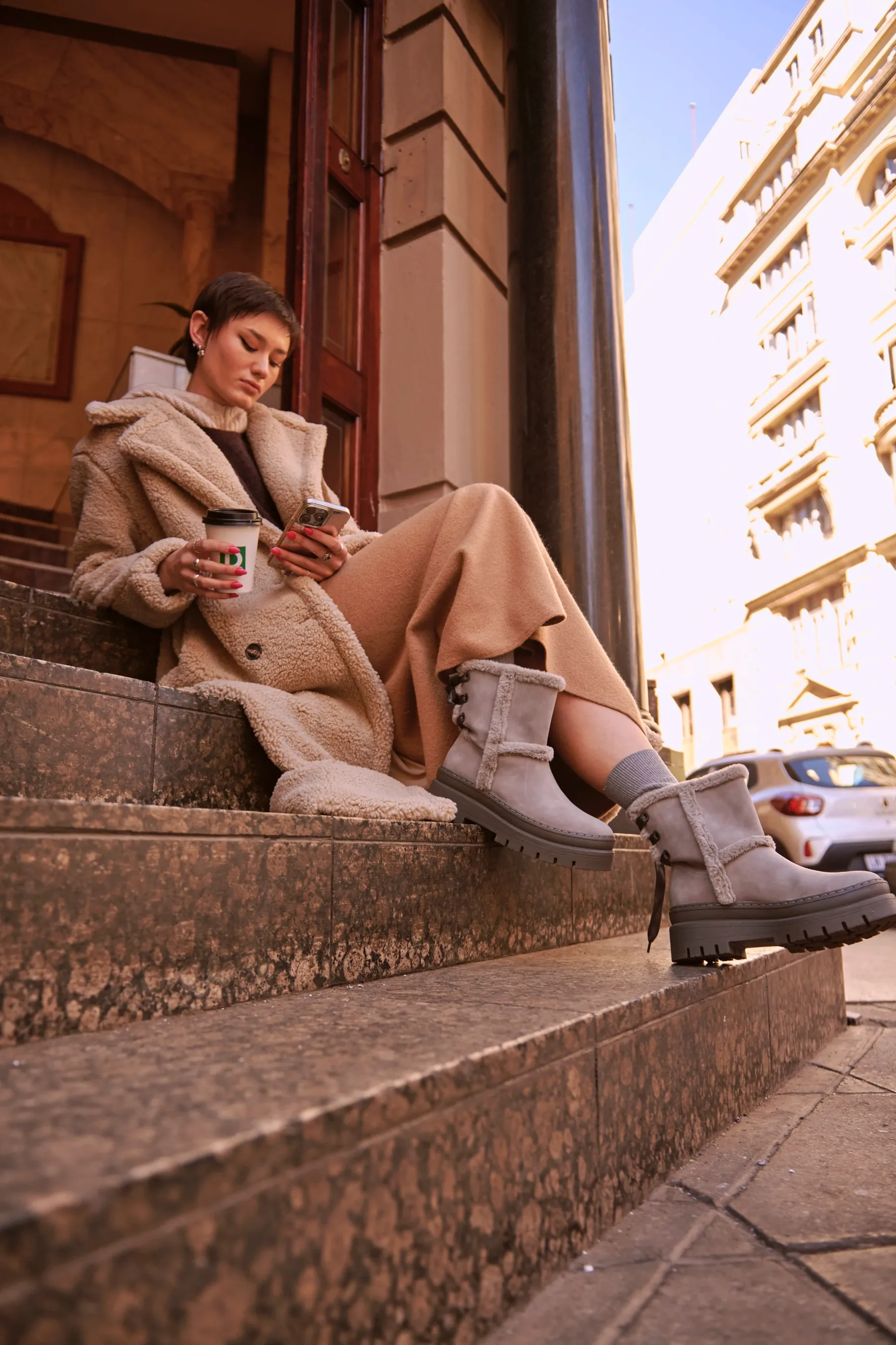 Modni hit te zime – cosy boots! Nasveti, kako jih vključiti v vsak outfit