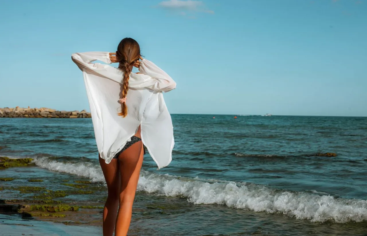 Morje uničuje lase hitreje, kot si mislite: 3 napake na plaži, zaradi katerih se boš jeseni morala postriči na kratko
