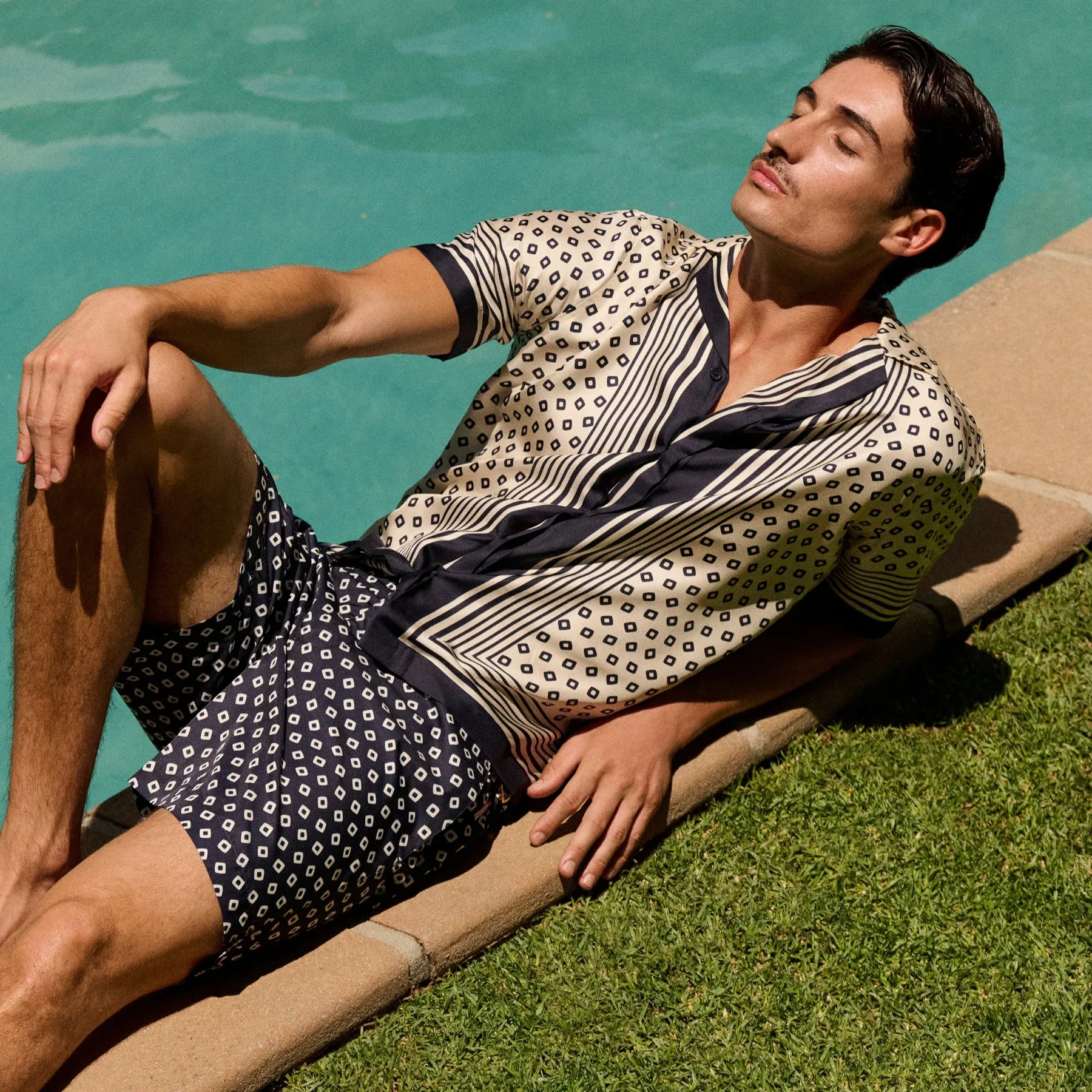 Moške modne kopalke 2025: poceni, krajše in usklajene s plažnimi dodatki – v slogu starega denarja in znamk – Tom Ford, Zegna