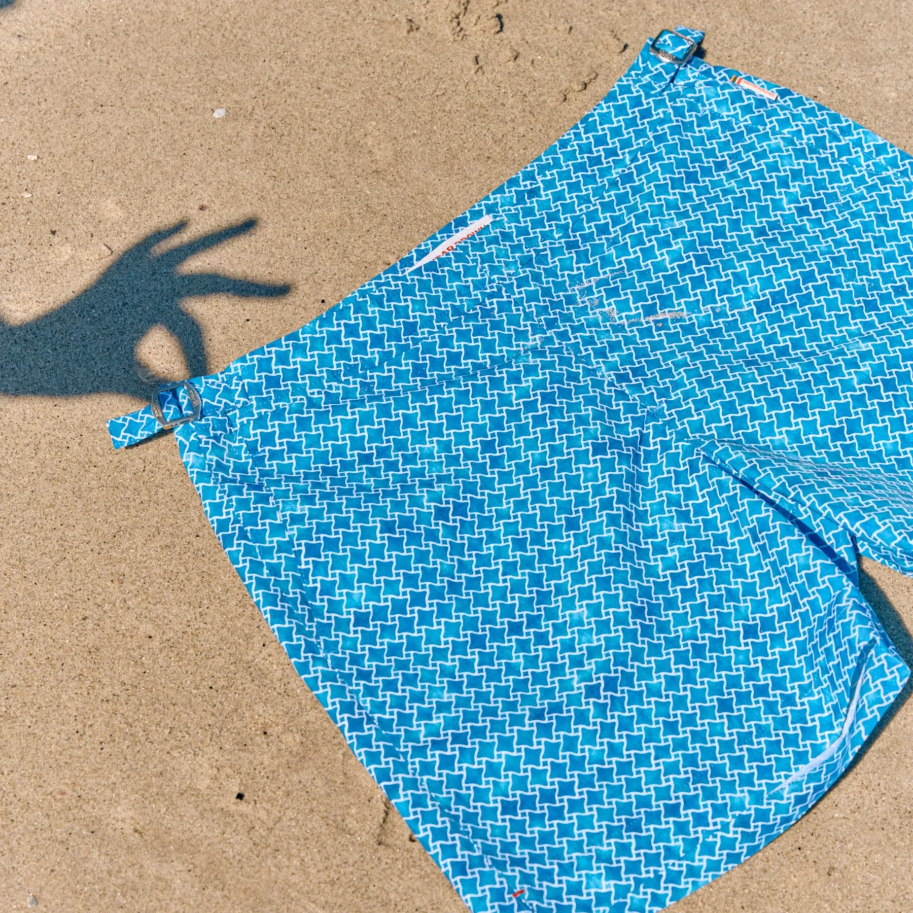Moške modne kopalke 2025: poceni, krajše in usklajene s plažnimi dodatki – v slogu starega denarja in znamk – Tom Ford, Zegna