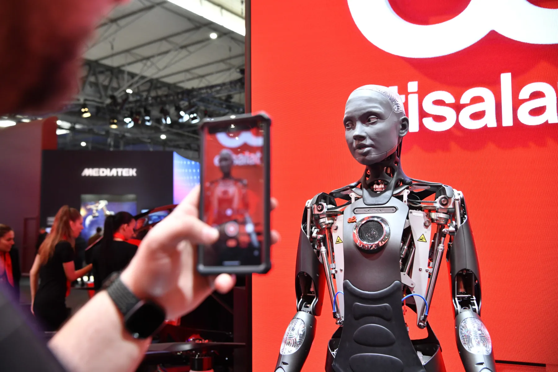 MWC 2025: Barcelona že vre od mobilnih novosti in AI obljub