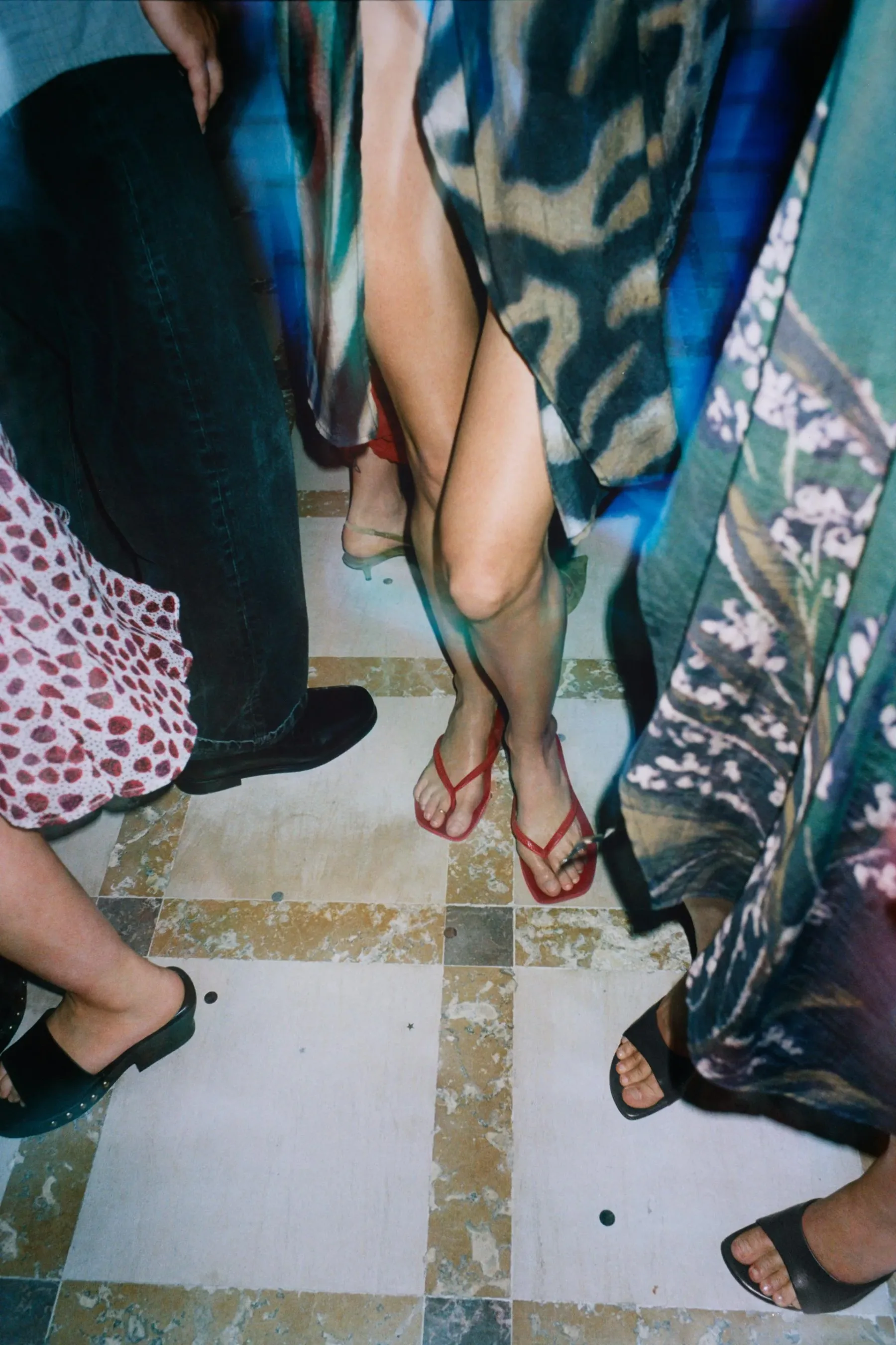 Najbolj ikonični natikači tega poletja: Havaianas x Zara 2026 so edini čevlji, ki jih lahko nosite od plaže do večerne zabave
