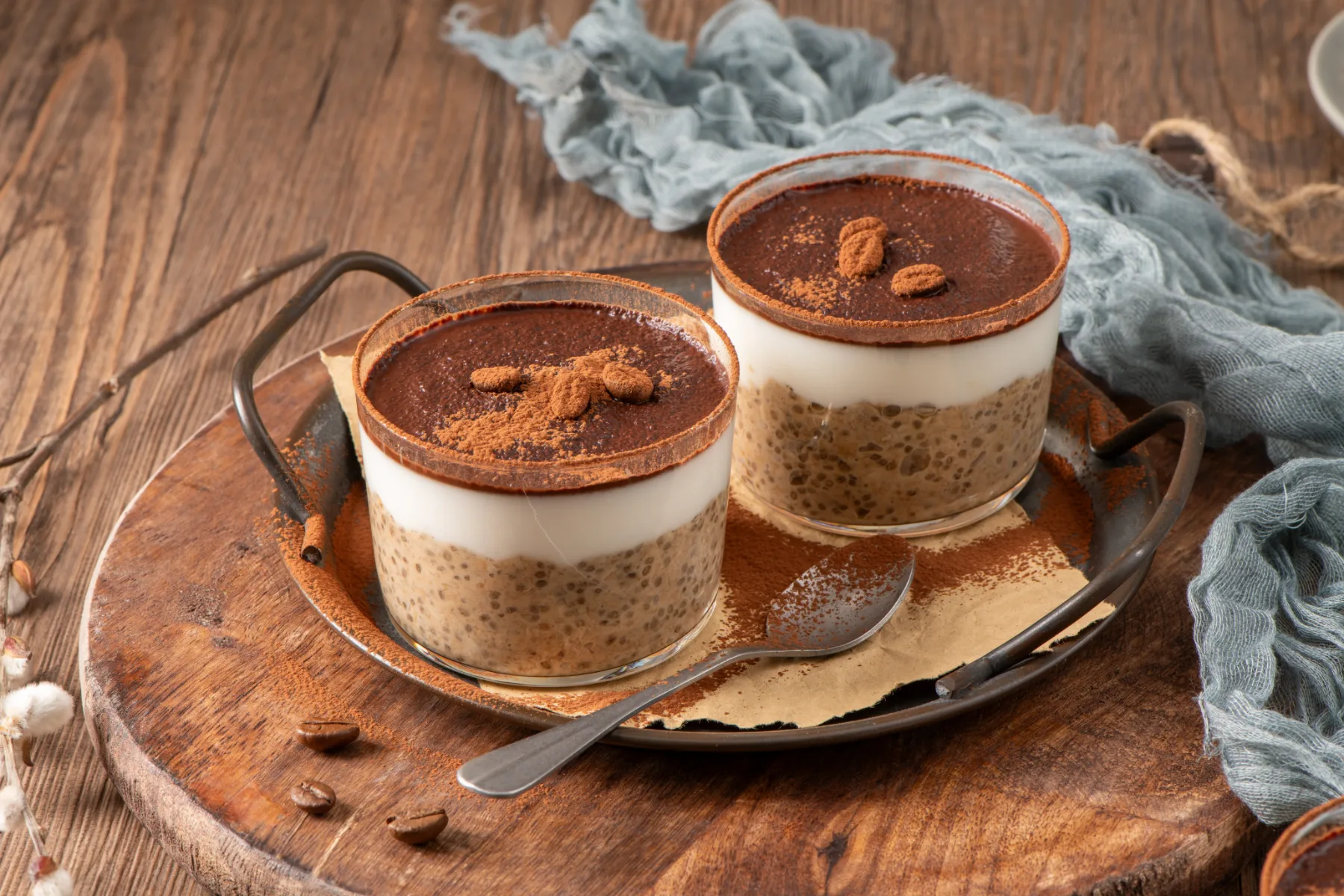 Najbolj viralen recept za “tiramisu overnight oats”: zajtrk, ki je videti grešno, a je popolnoma zdrav