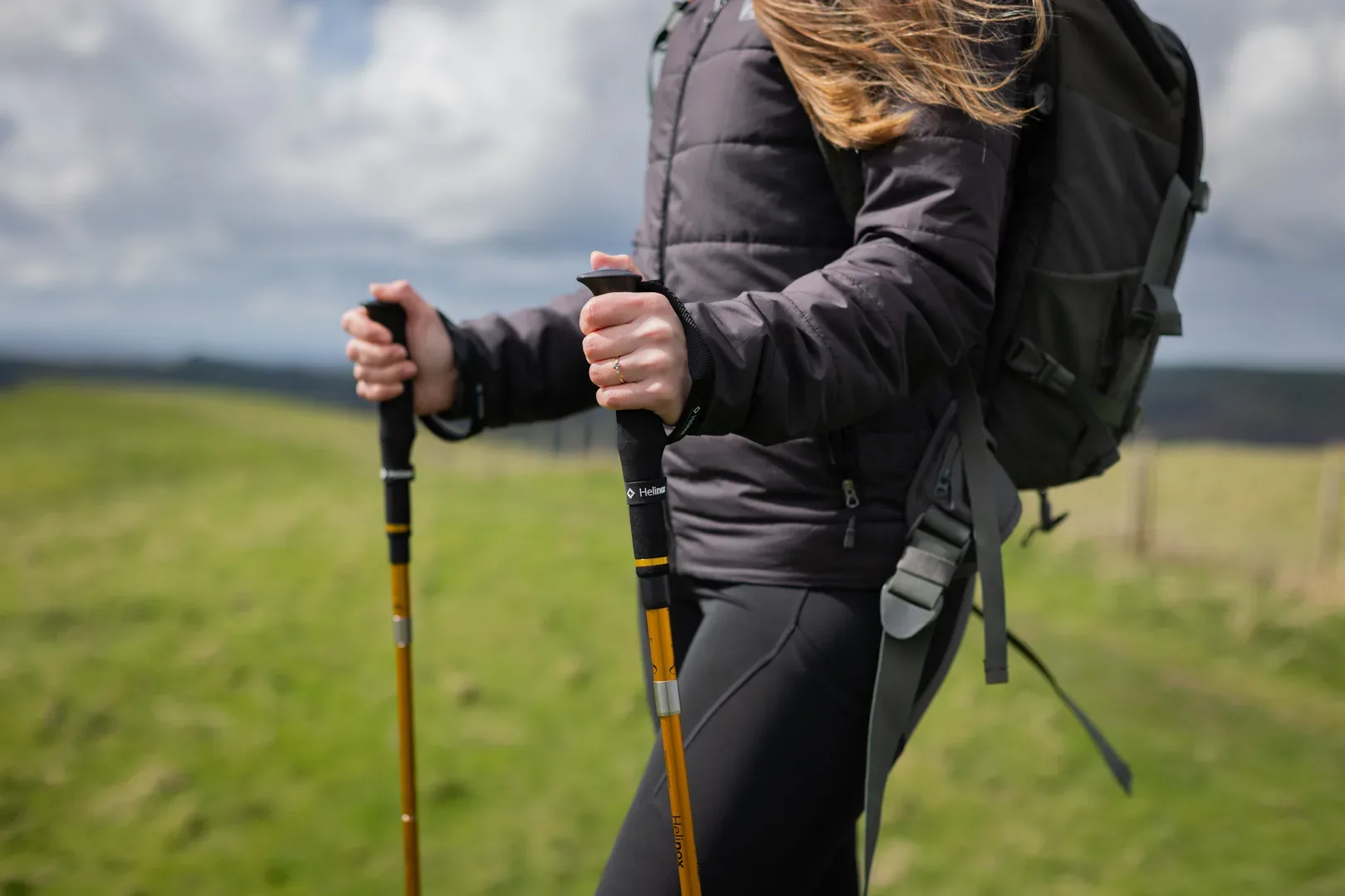 Najboljše pohodne palice za vsak teren: Kateri materiali in modeli so res vredni nakupa?