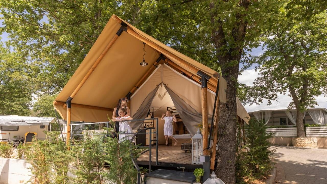 Najboljši glampingi na Hrvaškem 2024: luksuzno kampiranje za nepozabne počitnice