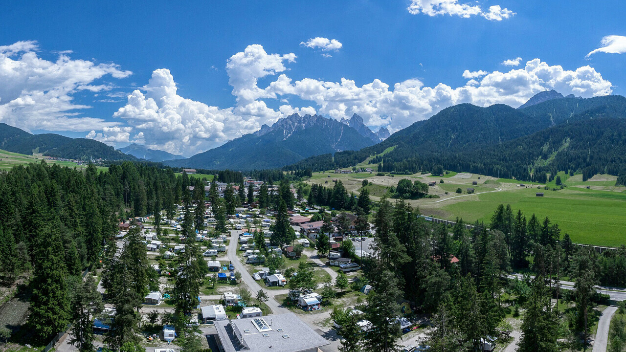 Najboljši kampi v Dolomitih: od luksuza do stika z neokrnjeno naravo