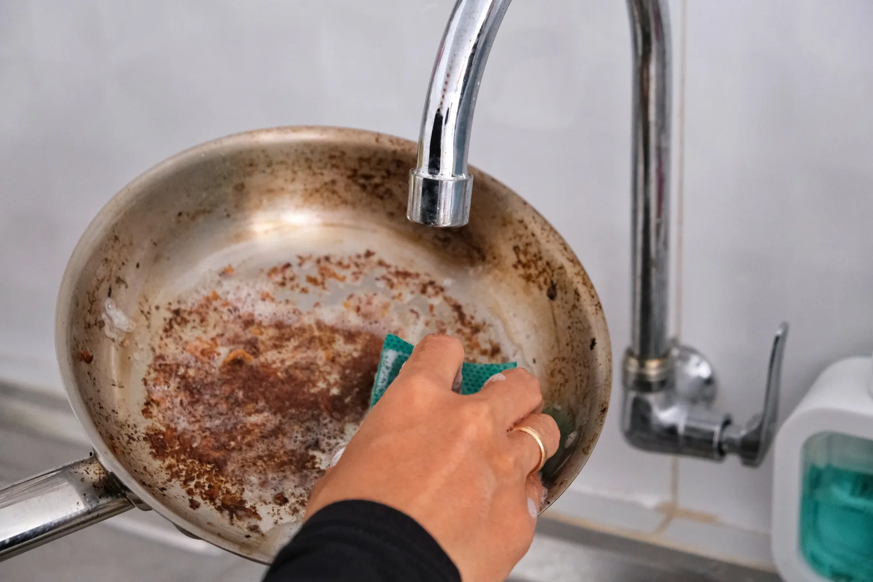 Najboljši trik za čiščenje zažgane ponve – brez drgnjenja se bo bleščala kot nova