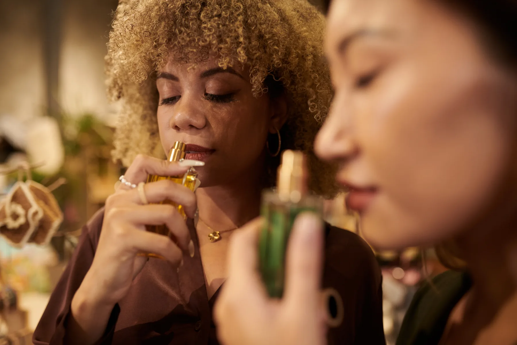 Najboljši ženski in moški parfum vseh časov: Brezčasni klasiki z modernim pridihom