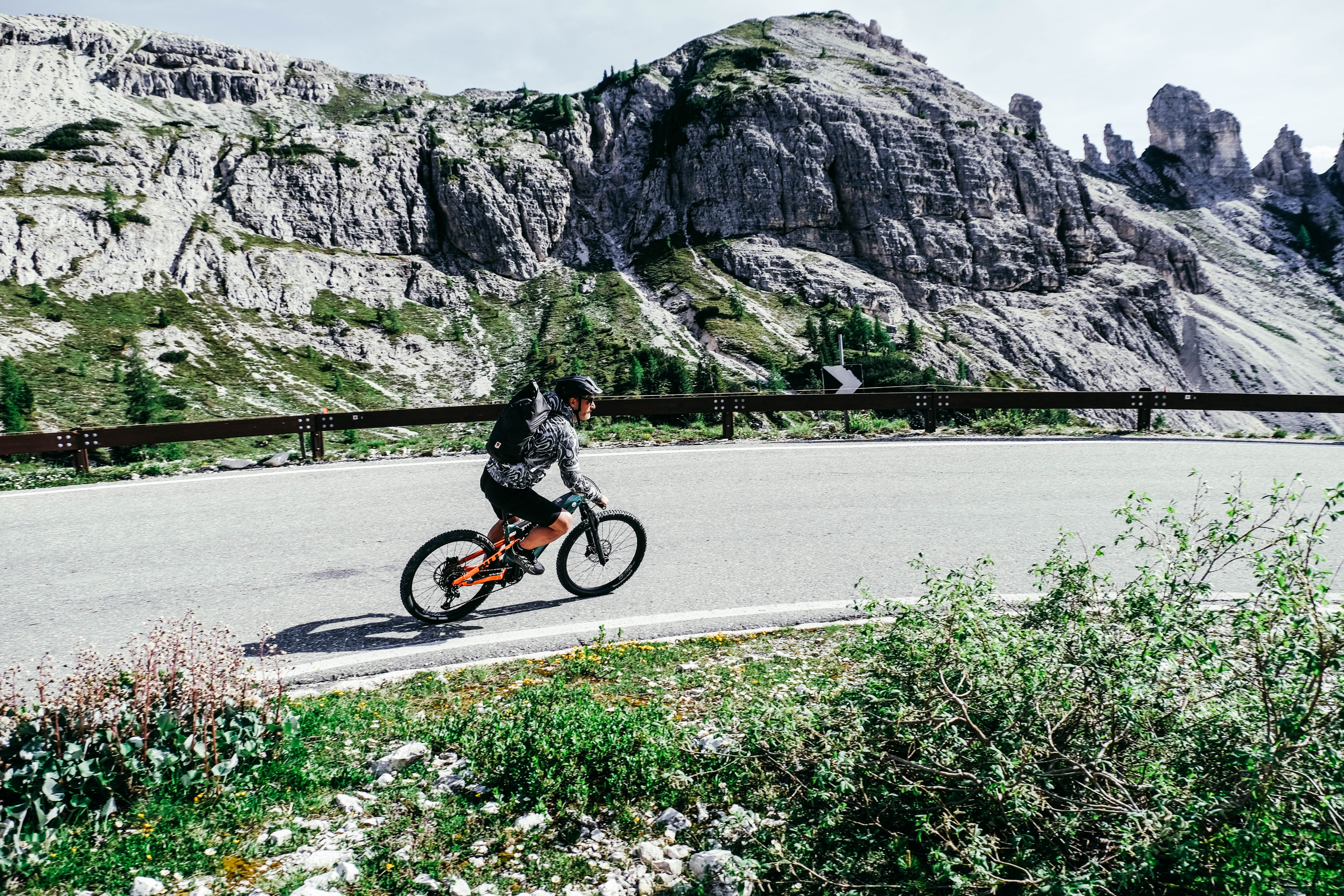 Najem električnih gorskih koles pri Elpec eBikes in tura z gorskimi kolesi v sanjskih Dolomitih