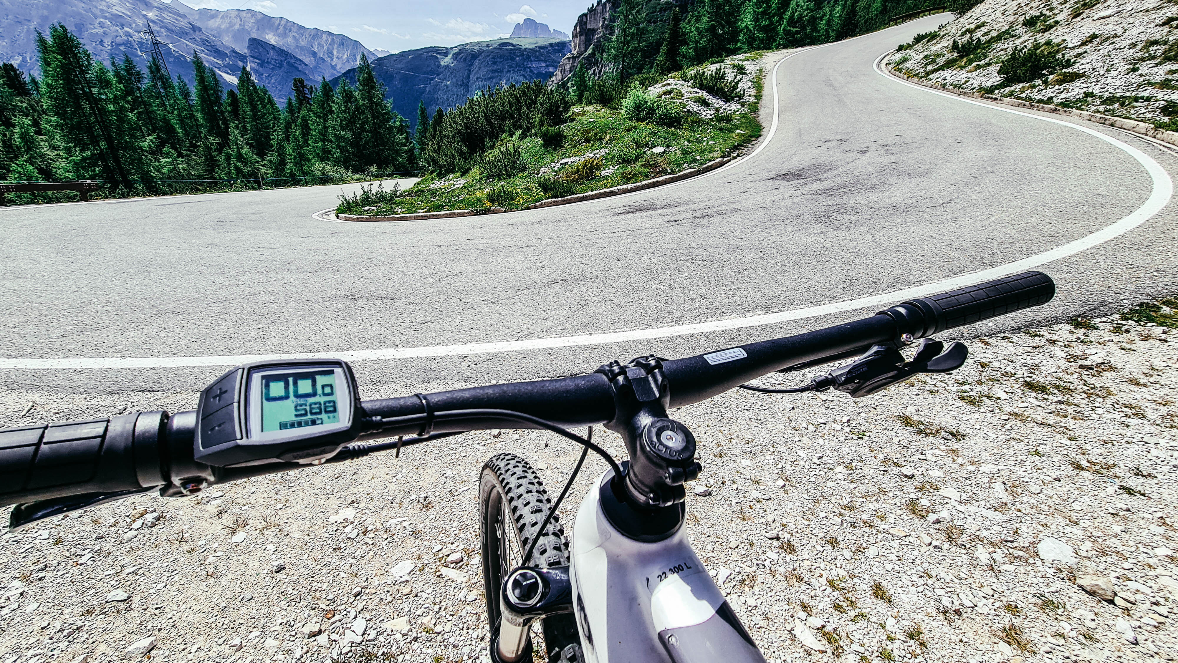 Najem električnih gorskih koles pri Elpec eBikes in tura z gorskimi kolesi v sanjskih Dolomitih