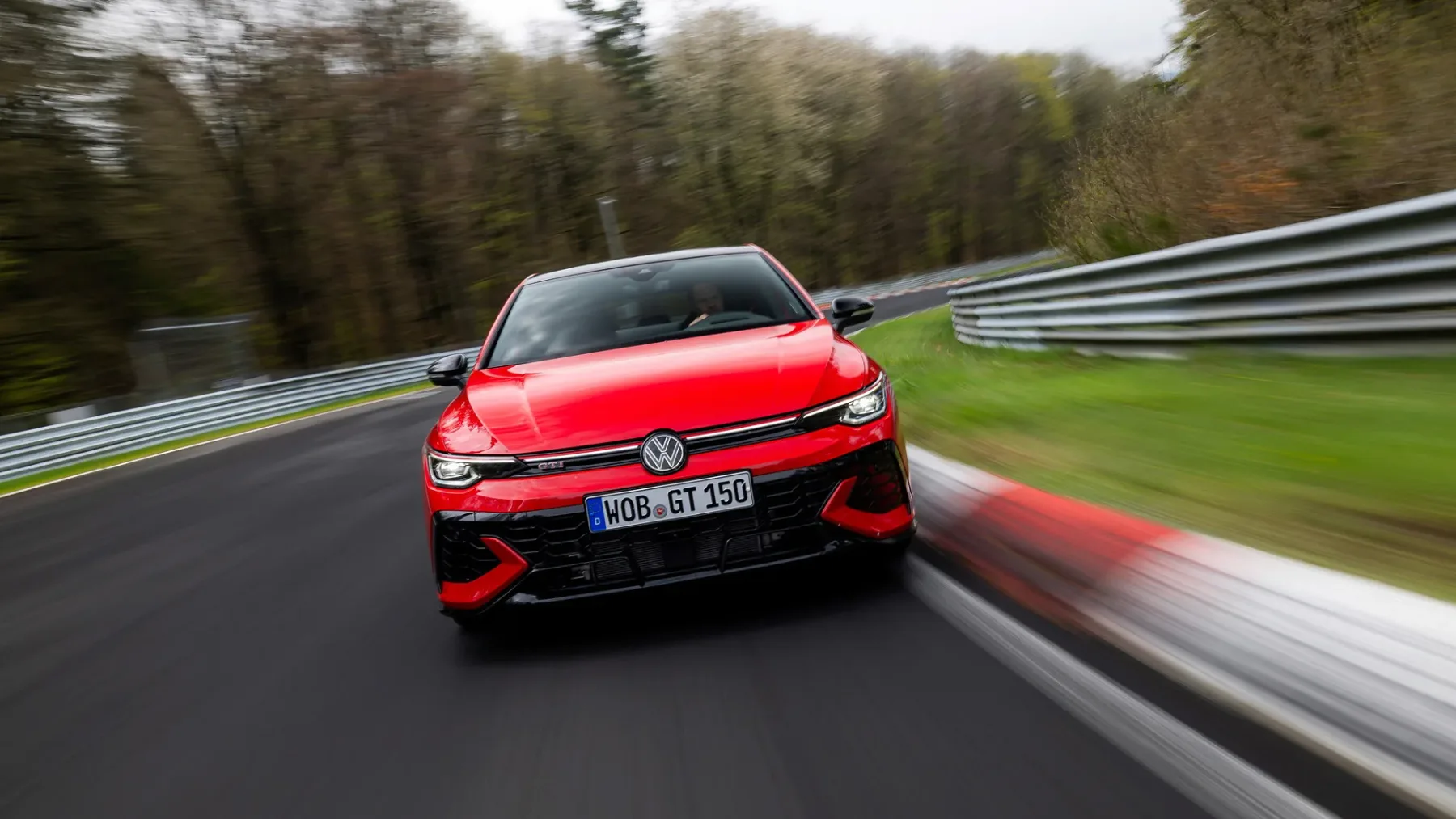 Najhitrejši Golf v zgodovini: Zakaj Golf GTI Edition 50 s 325 “konji” vozi kot hudič na Red Bullu?