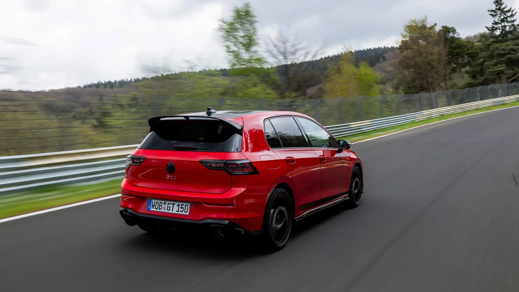Najhitrejši Golf v zgodovini: Zakaj Golf GTI Edition 50 s 325 “konji” vozi kot hudič na Red Bullu?