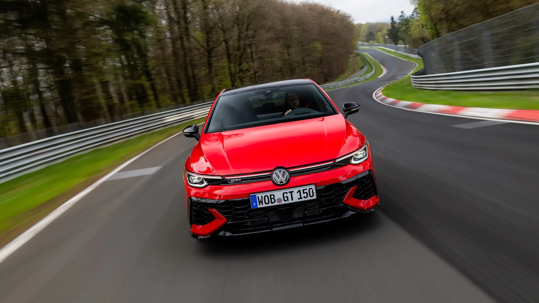 Najhitrejši Golf v zgodovini: Zakaj Golf GTI Edition 50 s 325 “konji” vozi kot hudič na Red Bullu?