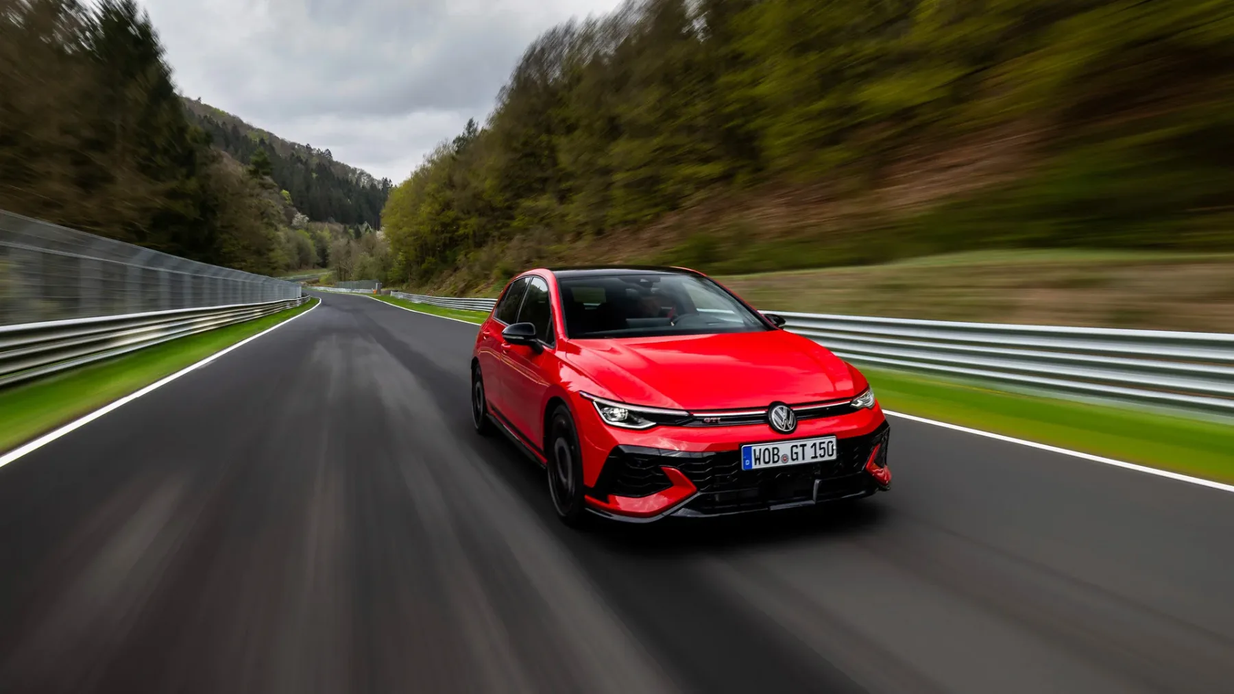 Najhitrejši Golf v zgodovini: Zakaj Golf GTI Edition 50 s 325 “konji” vozi kot hudič na Red Bullu?