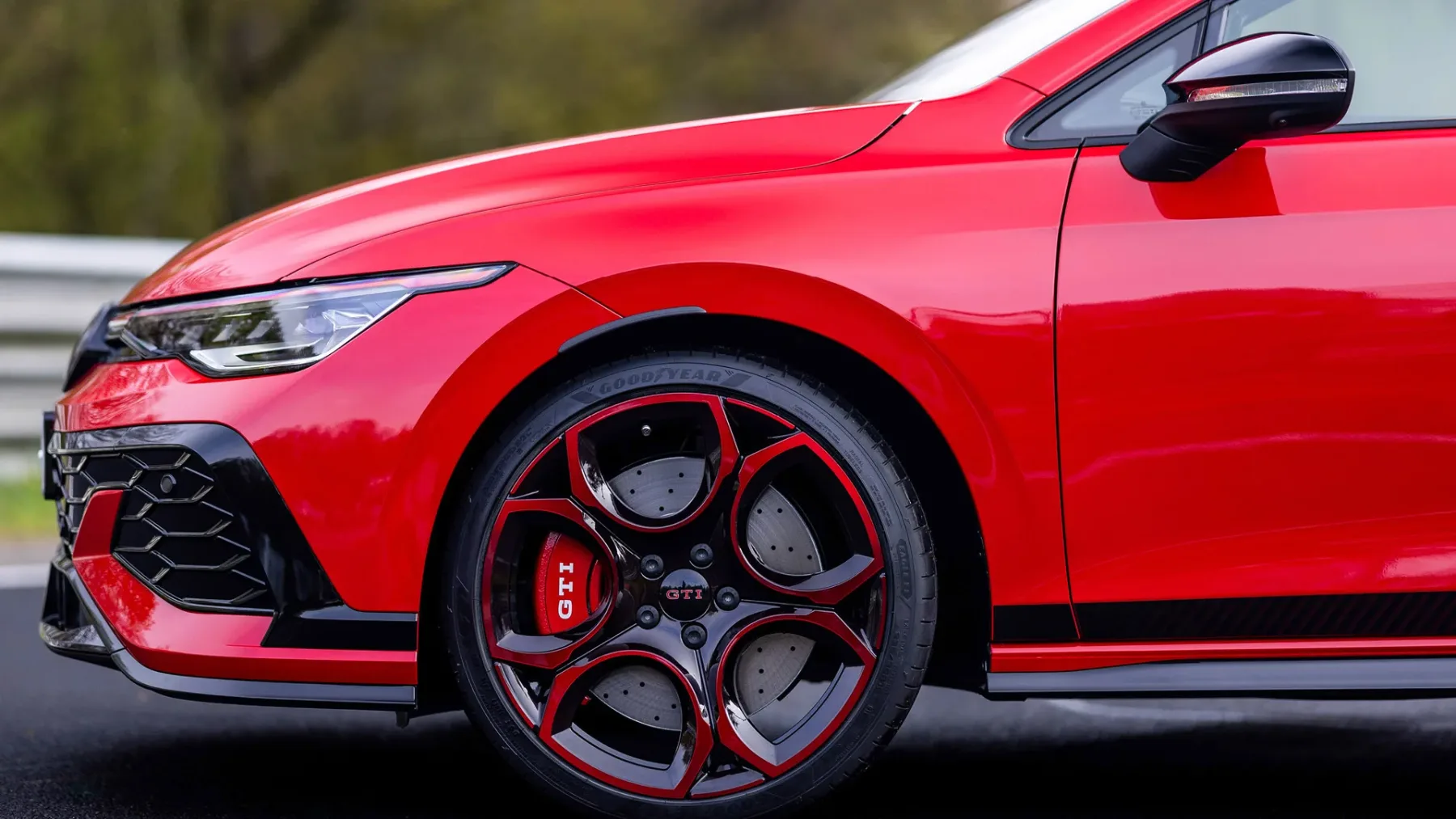 Najhitrejši Golf v zgodovini: Zakaj Golf GTI Edition 50 s 325 “konji” vozi kot hudič na Red Bullu?