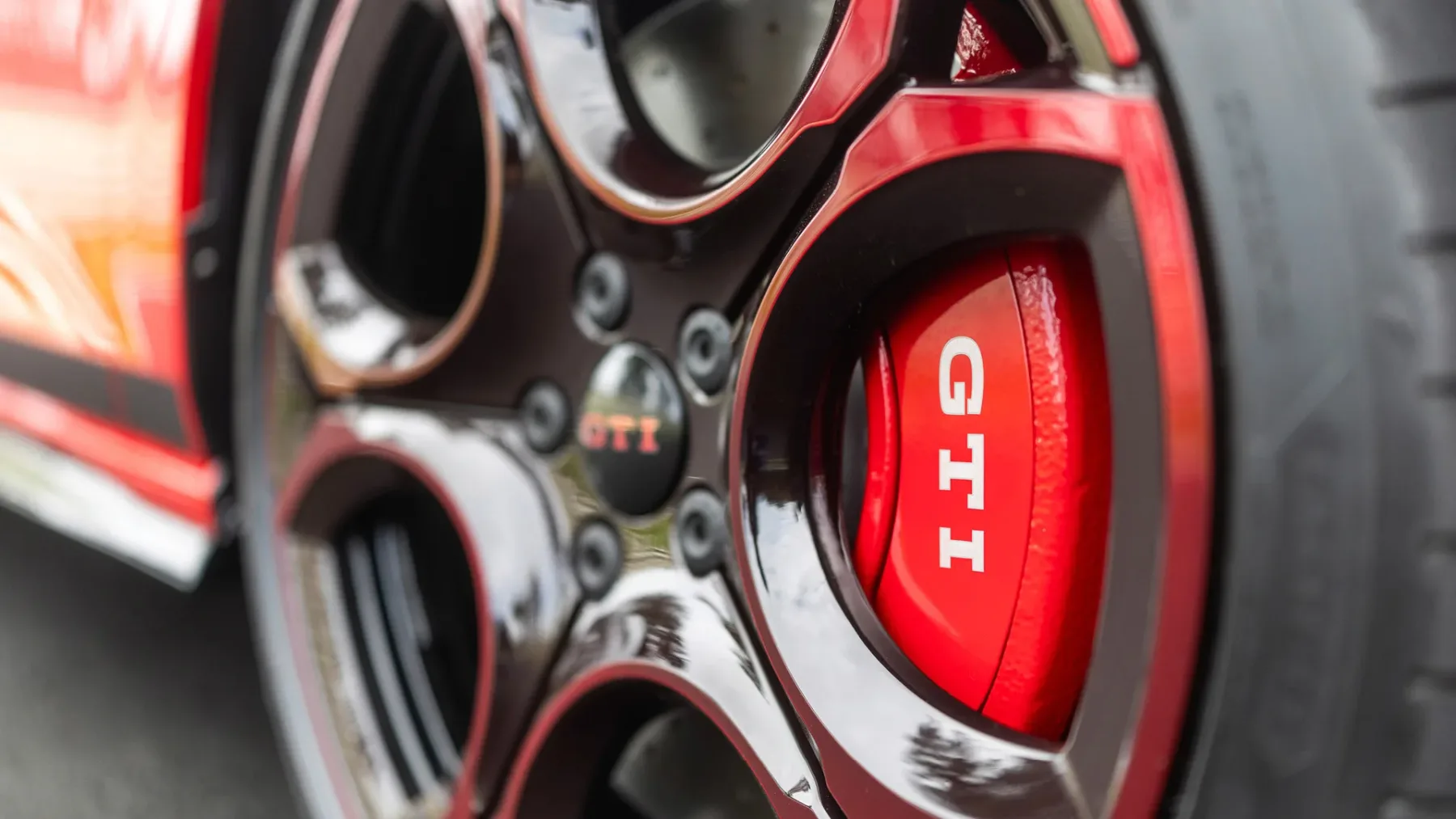 Najhitrejši Golf v zgodovini: Zakaj Golf GTI Edition 50 s 325 “konji” vozi kot hudič na Red Bullu?