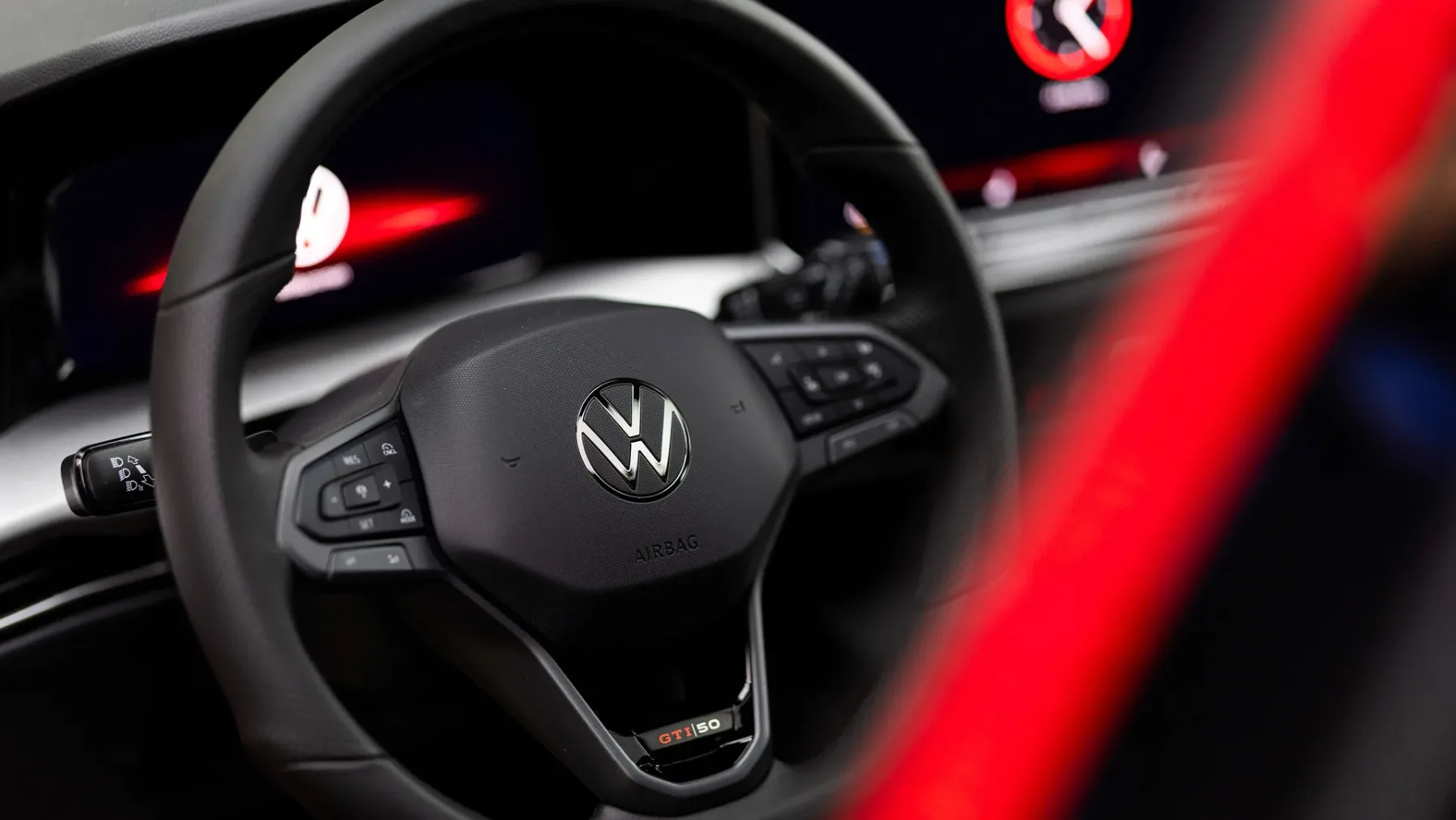 Najhitrejši Golf v zgodovini: Zakaj Golf GTI Edition 50 s 325 “konji” vozi kot hudič na Red Bullu?