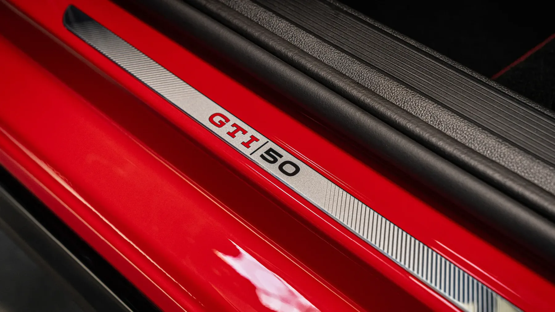 Najhitrejši Golf v zgodovini: Zakaj Golf GTI Edition 50 s 325 “konji” vozi kot hudič na Red Bullu?