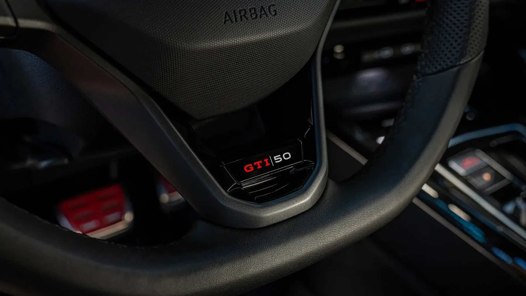 Najhitrejši Golf v zgodovini: Zakaj Golf GTI Edition 50 s 325 “konji” vozi kot hudič na Red Bullu?