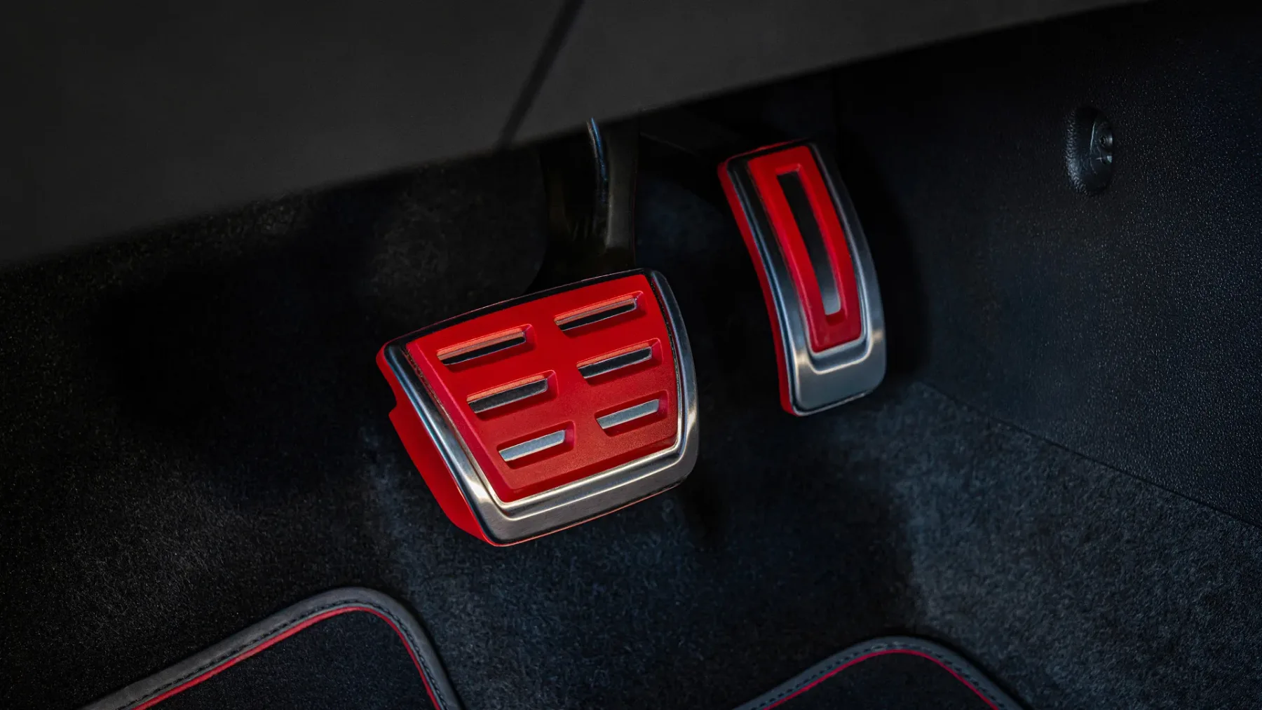 Najhitrejši Golf v zgodovini: Zakaj Golf GTI Edition 50 s 325 “konji” vozi kot hudič na Red Bullu?