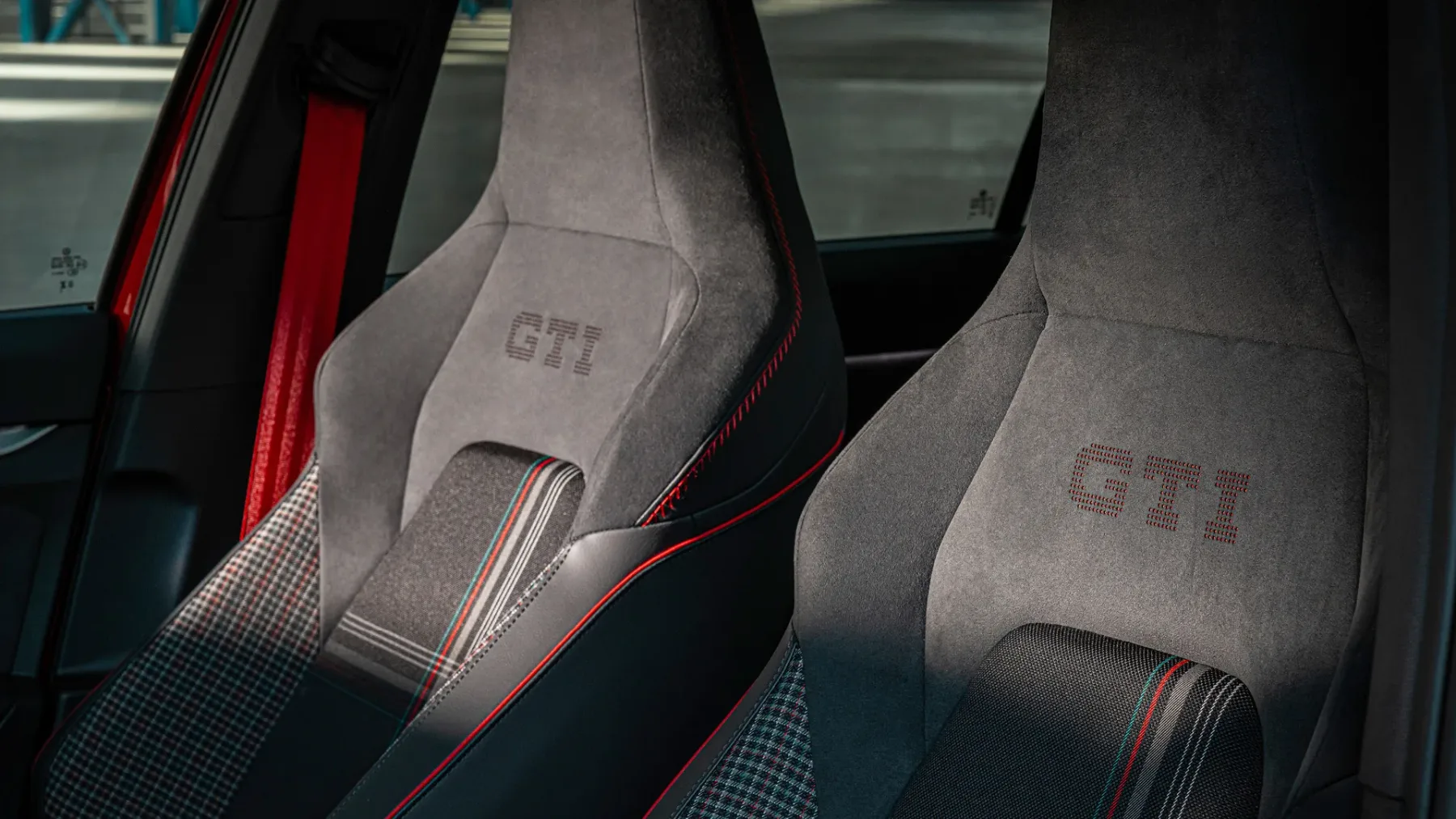 Najhitrejši Golf v zgodovini: Zakaj Golf GTI Edition 50 s 325 “konji” vozi kot hudič na Red Bullu?