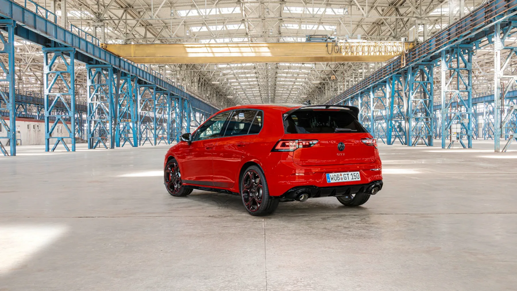 Najhitrejši Golf v zgodovini: Zakaj Golf GTI Edition 50 s 325 “konji” vozi kot hudič na Red Bullu?
