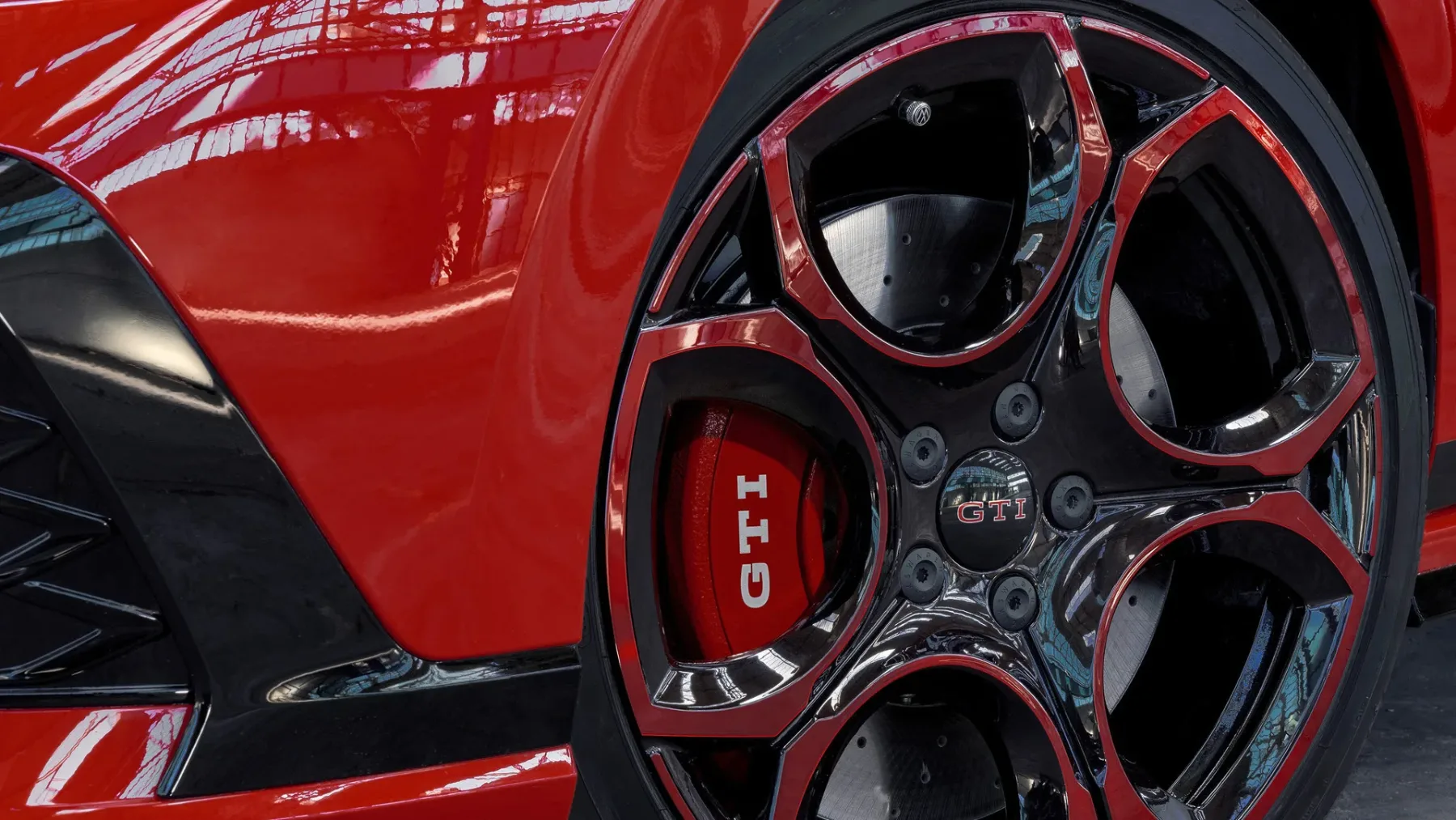 Najhitrejši Golf v zgodovini: Zakaj Golf GTI Edition 50 s 325 “konji” vozi kot hudič na Red Bullu?