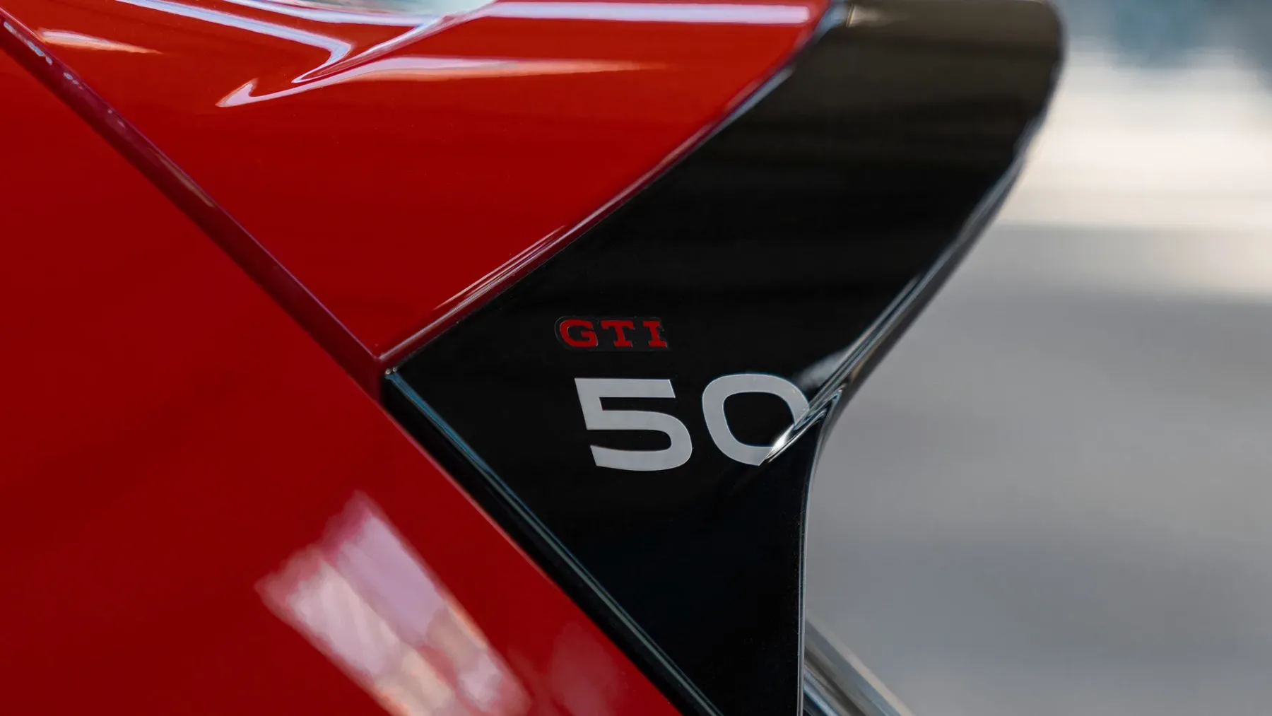 Najhitrejši Golf v zgodovini: Zakaj Golf GTI Edition 50 s 325 “konji” vozi kot hudič na Red Bullu?