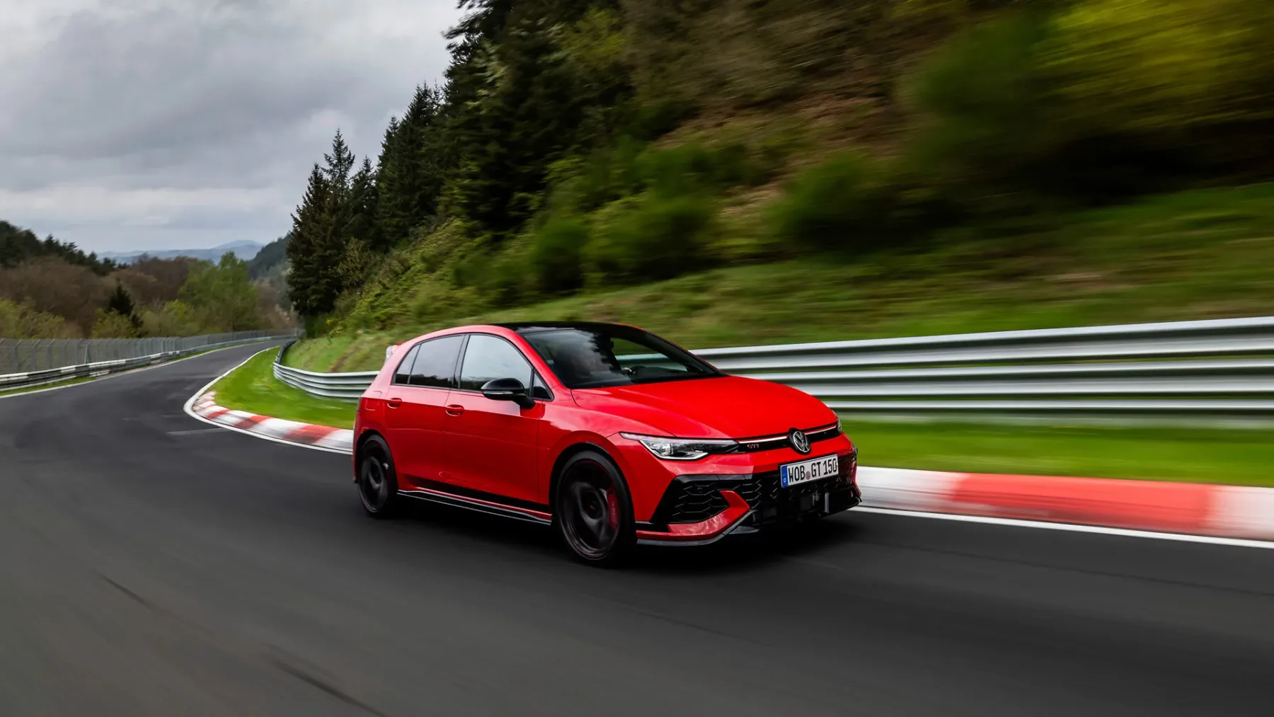 Najhitrejši Golf v zgodovini: Zakaj Golf GTI Edition 50 s 325 “konji” vozi kot hudič na Red Bullu?