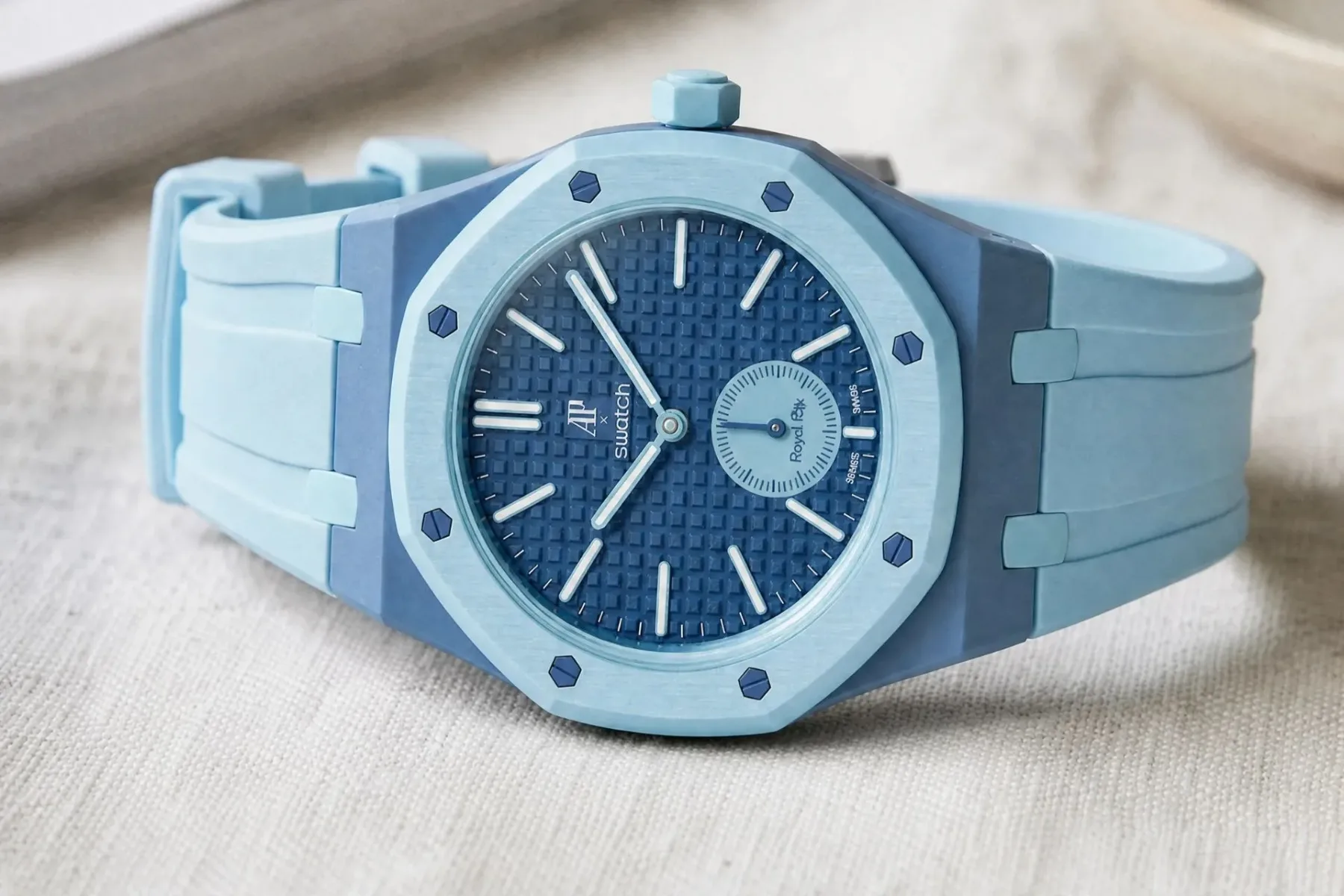 Največji horološki škandal leta: Swatch x Audemars Piguet Royal Pop končno na zapestju