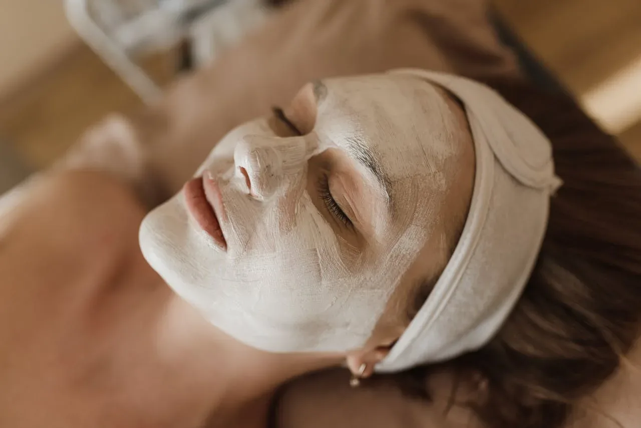Naravni trik za “glow” čez noč: 3 sestavine, ki so jih za sijočo kožo uporabljale že naše babice