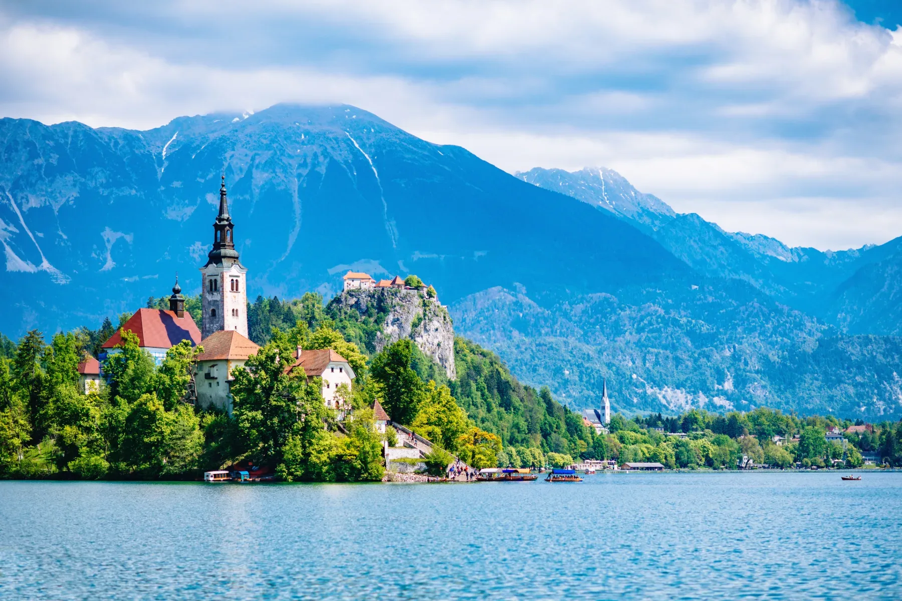 Naš otrok pravi, da je Bled najboljše kopališče na svetu. Turisti se strinjajo. Edini, ki tega še nismo dojeli, smo Slovenci