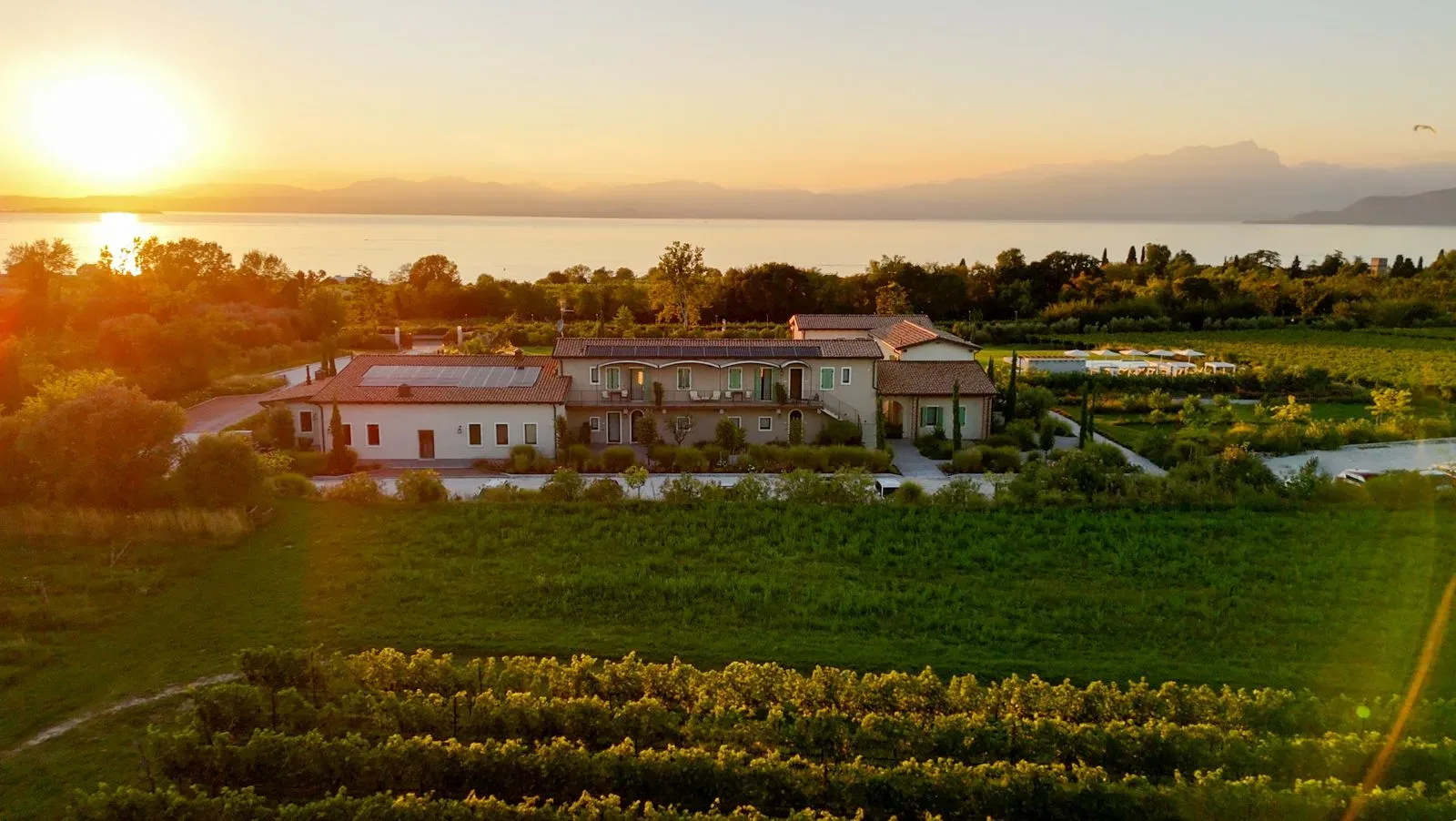 Natiia Wine Relais v Laziseju: Eleganten vinski oddih za odrasle ob Gardskem jezeru