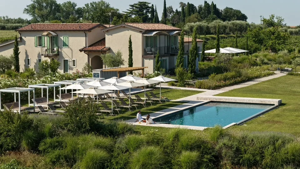 Natiia Wine Relais v Laziseju: Eleganten vinski oddih za odrasle ob Gardskem jezeru