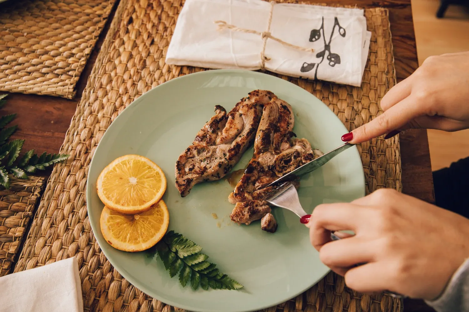 Ne boste verjeli, kaj nastane iz prezrelih banan in olupkov zelenjave – francoski recept, ki vas bo sezul