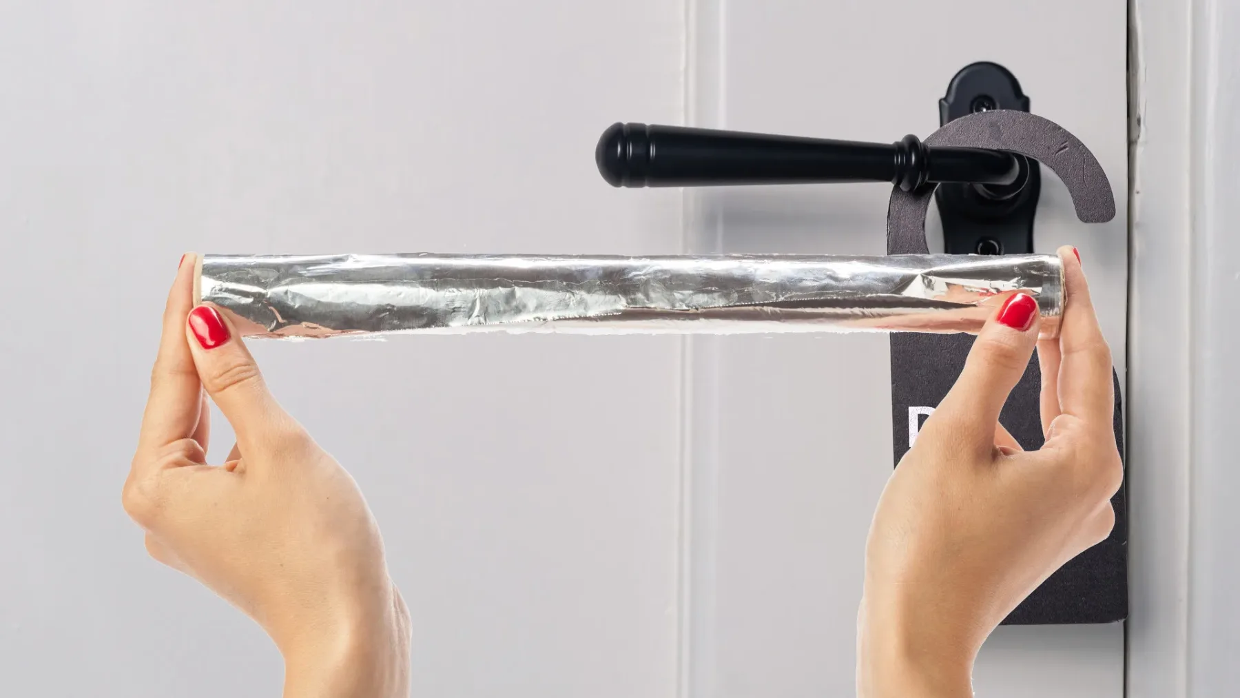 Ne boste verjeli! Zakaj vse več ljudi ovija kljuko vrat v aluminijasto folijo?