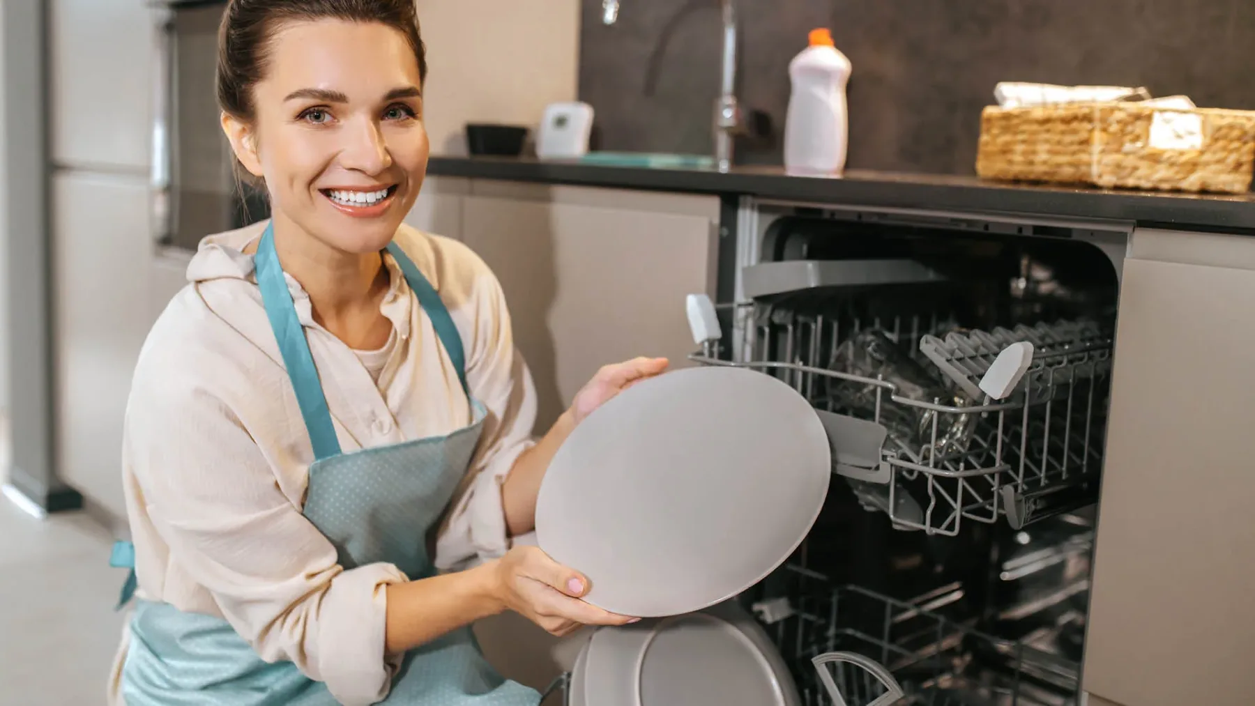 Ne zapravljaj več za drage tablete! Tako si lahko doma izdelaš naravni detergent za pomivalni stroj v 10 minutah