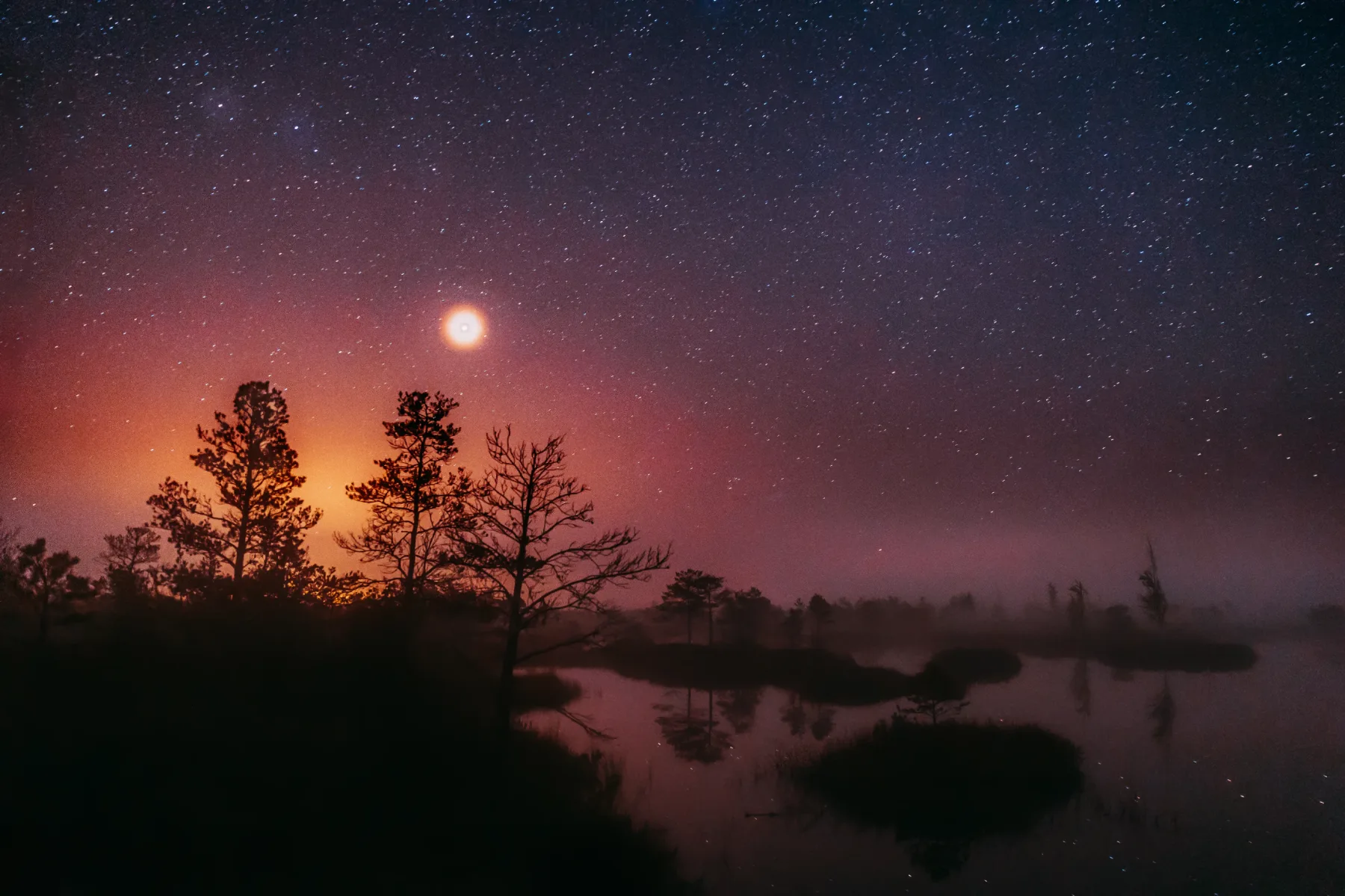 Nebesni spektakel aprila 2025: Rožnata luna, meteorski dež in poravnava planetov – vse v enem mesecu!