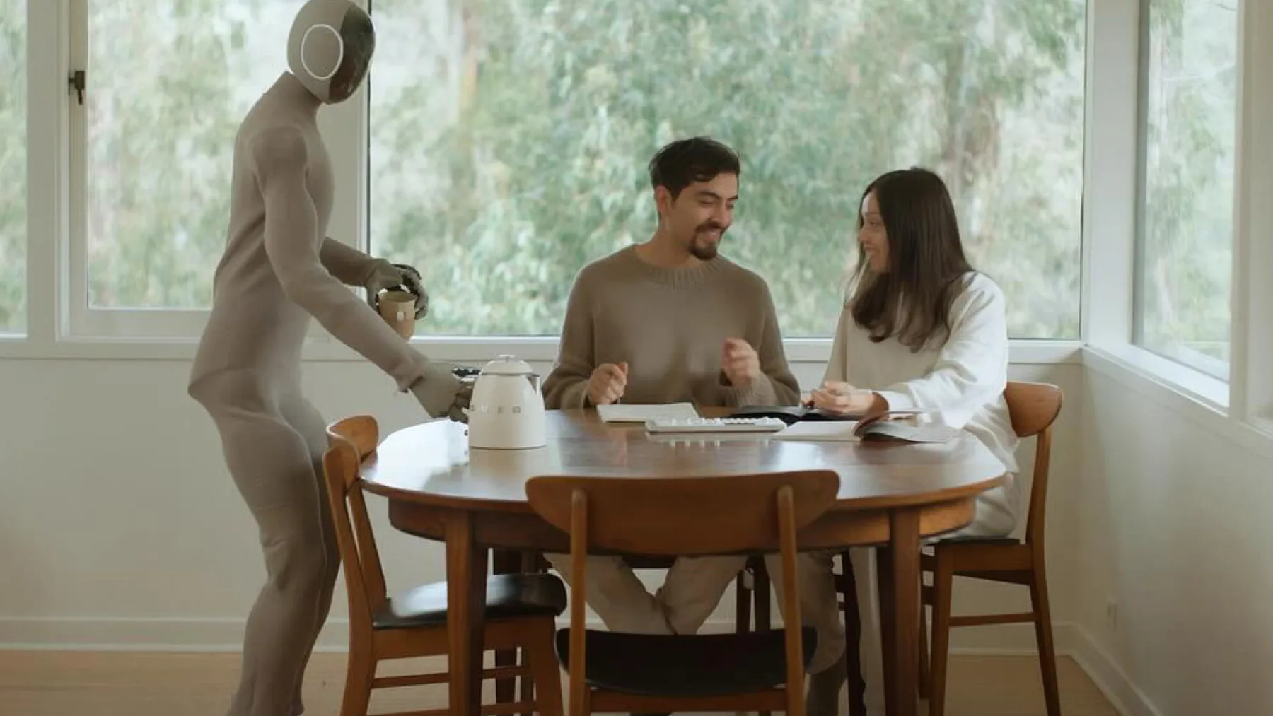 Neo Gamma: humanoidni robot kot gospodinjski pomočnik