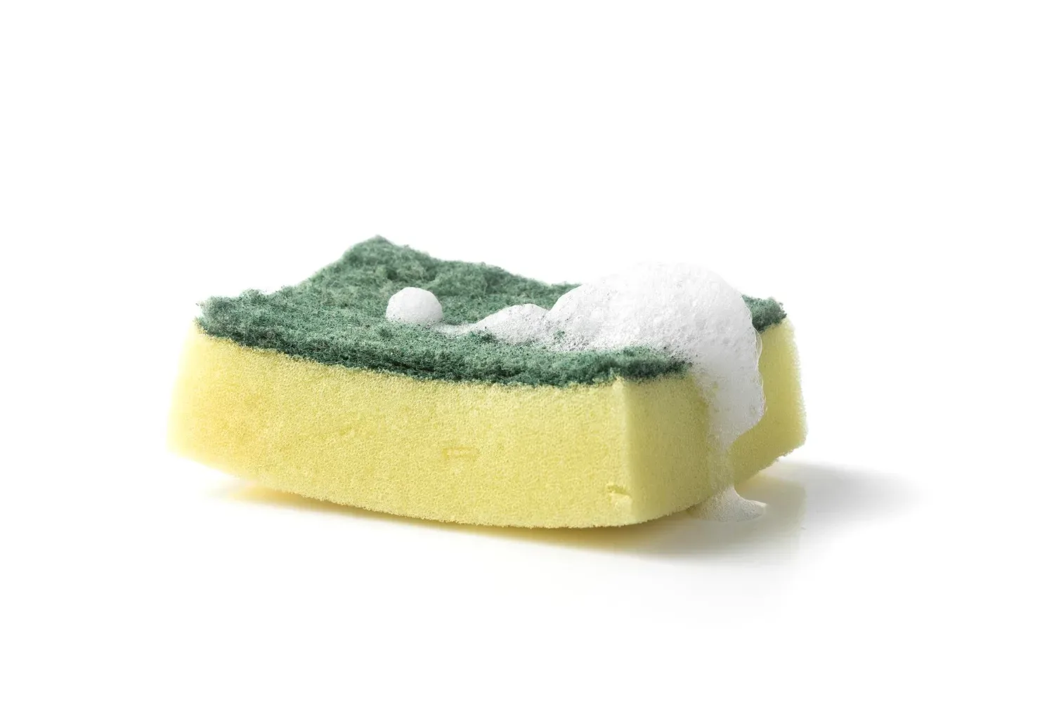 Nevarnost na kuhinjskem pultu: Kako pogosto moraš menjati gobico za pomivanje posode?