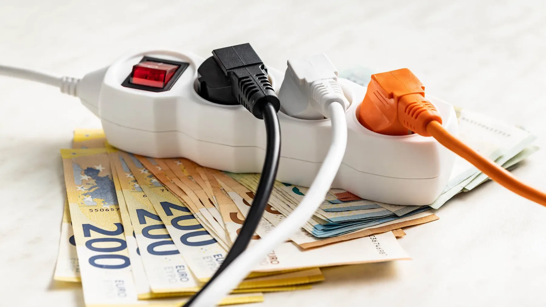 Nevidni požiralci elektrike: naprave v vašem domu, zaradi katerih imate visok račun za elektriko, in kako jih ukrotiti