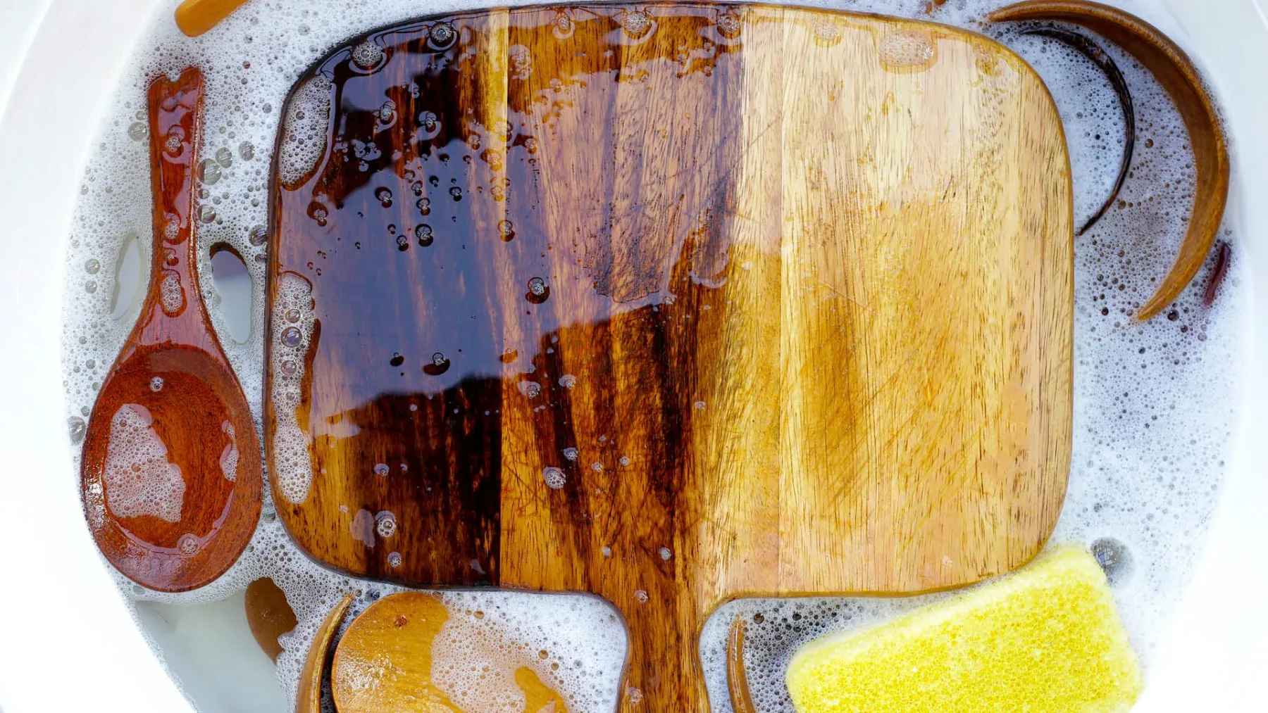 Ni soda bikarbona, ni kis: sol je nova kraljica naravnega čiščenja – teh 8 trikov res deluje