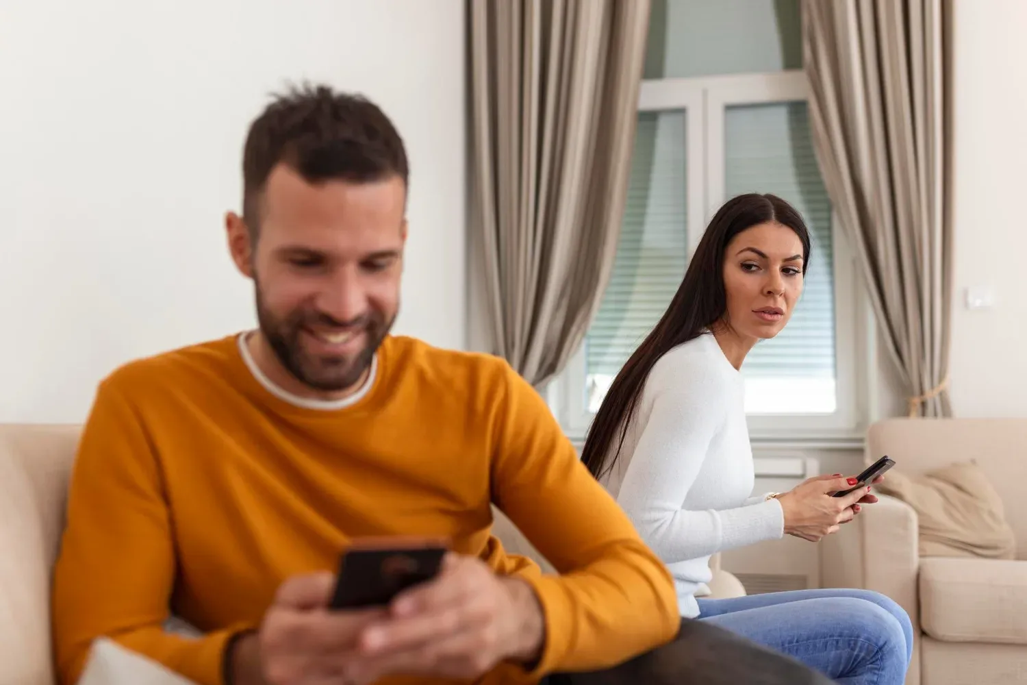 Ni ti treba brskati po njegovem telefonu: 6 znakov, da misli na drugo žensko, še preden kaj prizna