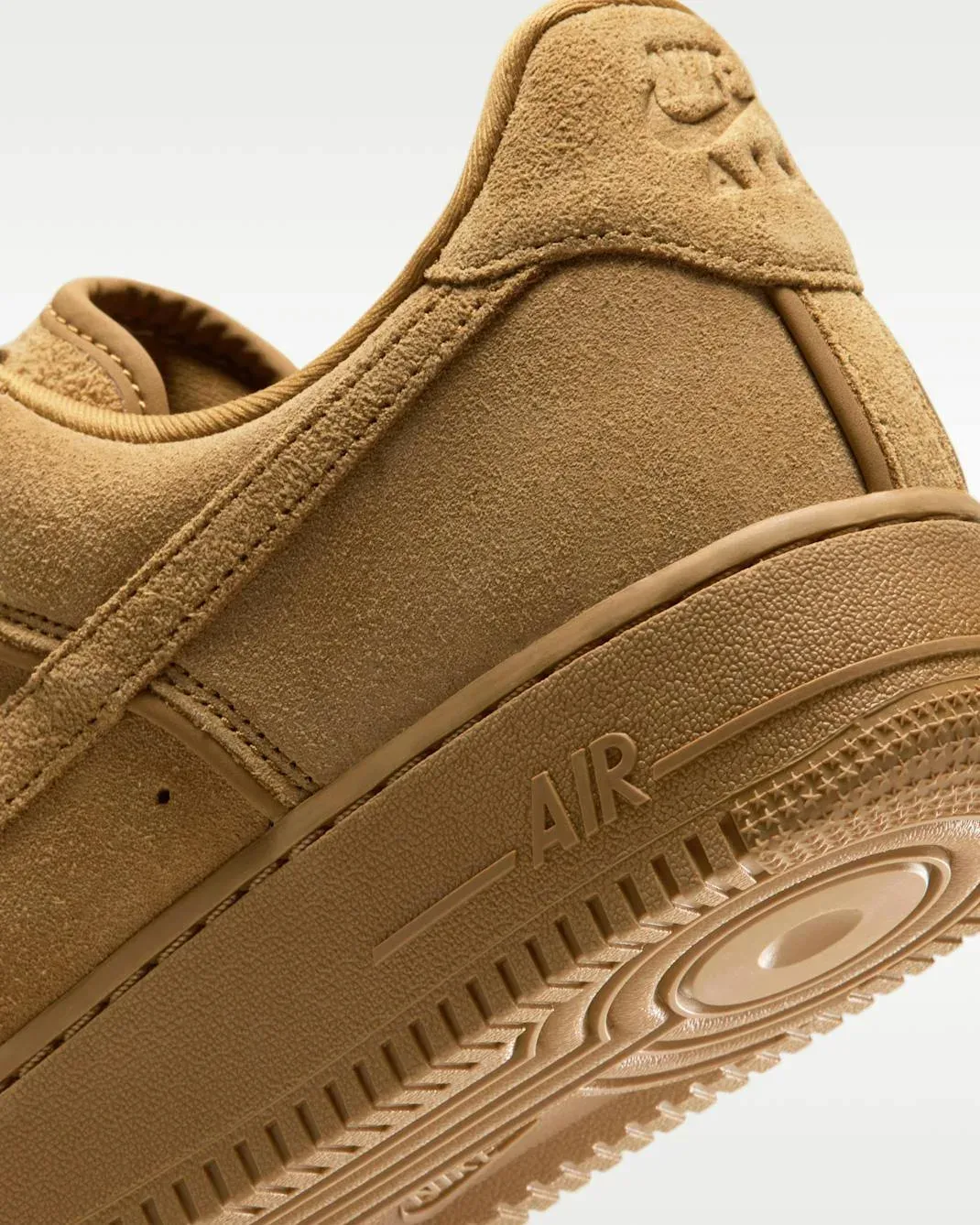 Nike Air Force 1 v odtenku pšenice: Nostalgija leta 2016 se vrača v najbolj prefinjeni obliki doslej – slika 1